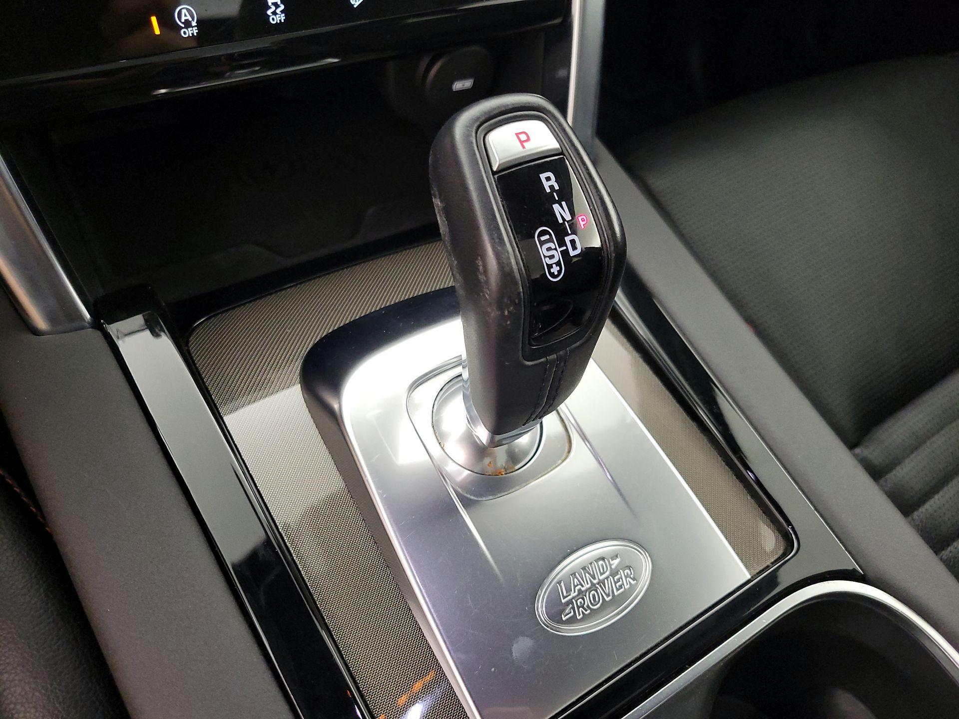 Thumbnail: 2020 Land Rover Discovery Sport - 17