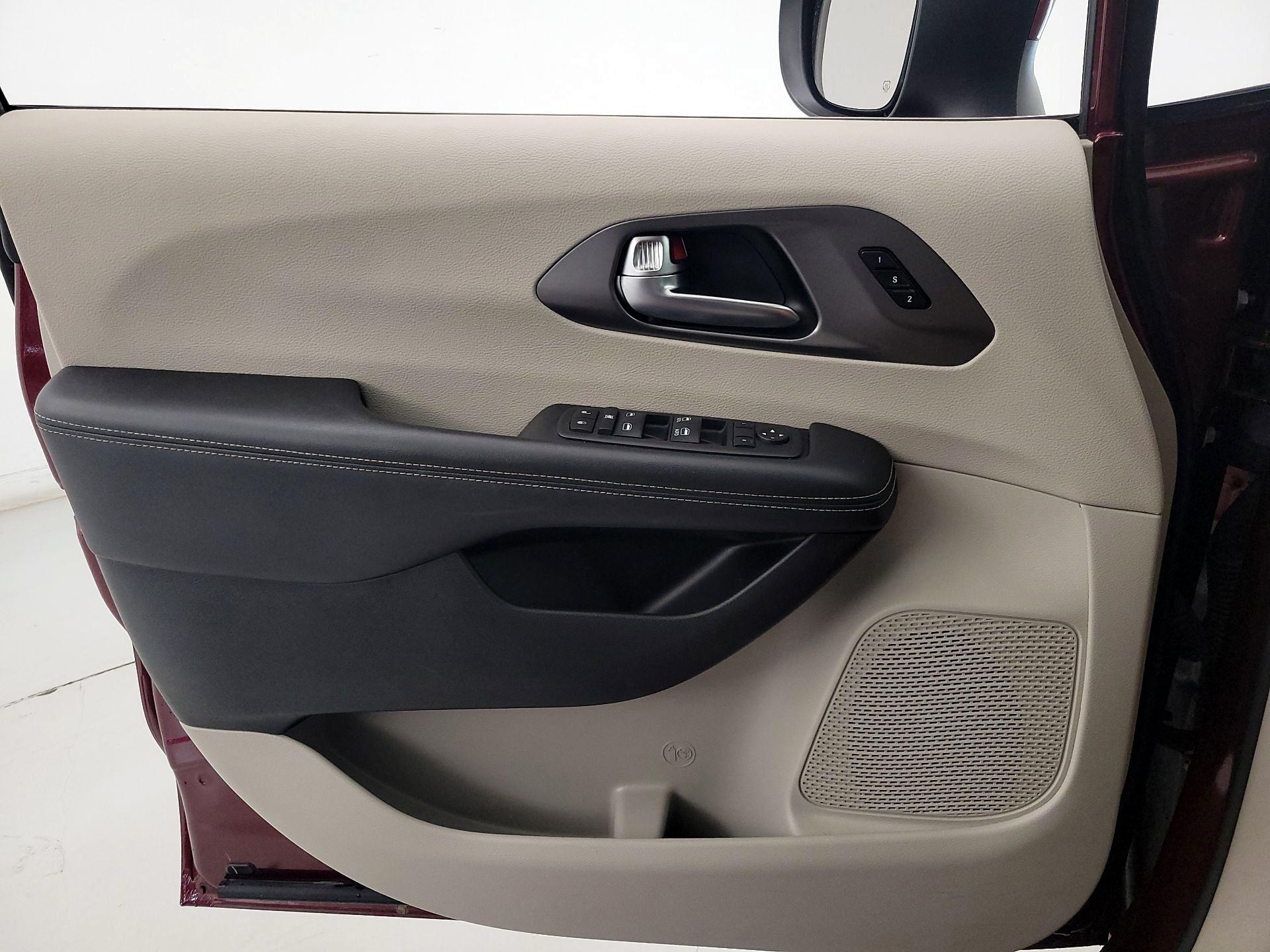 Thumbnail: 2023 Chrysler Pacifica - 12