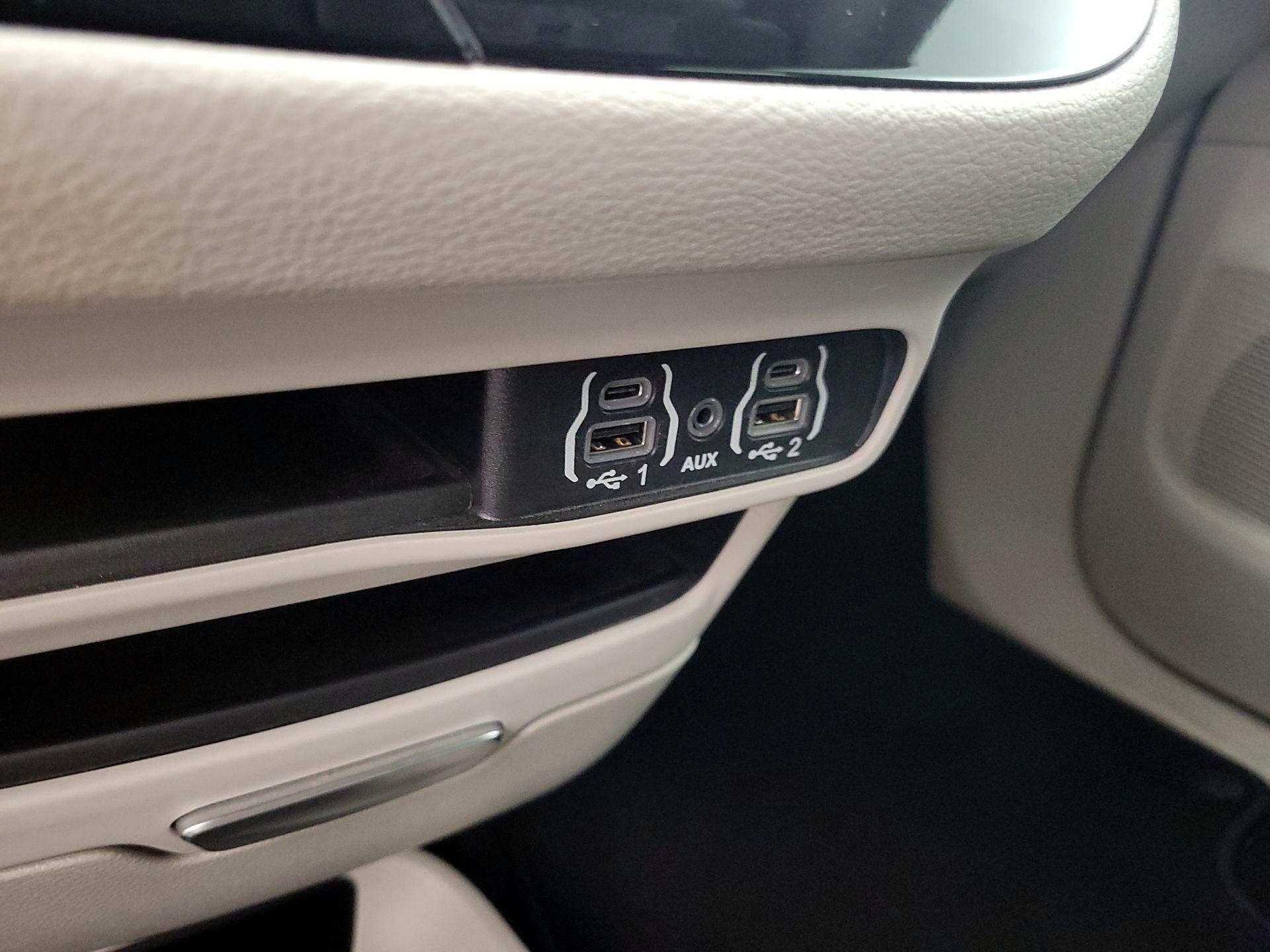 Thumbnail: 2023 Chrysler Pacifica - 18