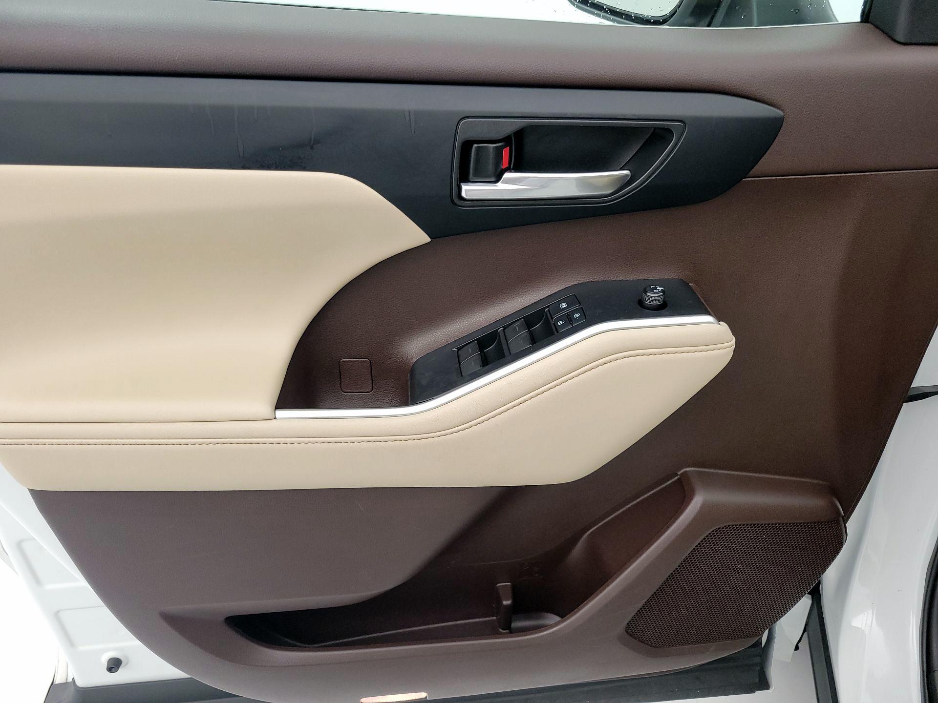 Thumbnail: 2022 Toyota Highlander - 12