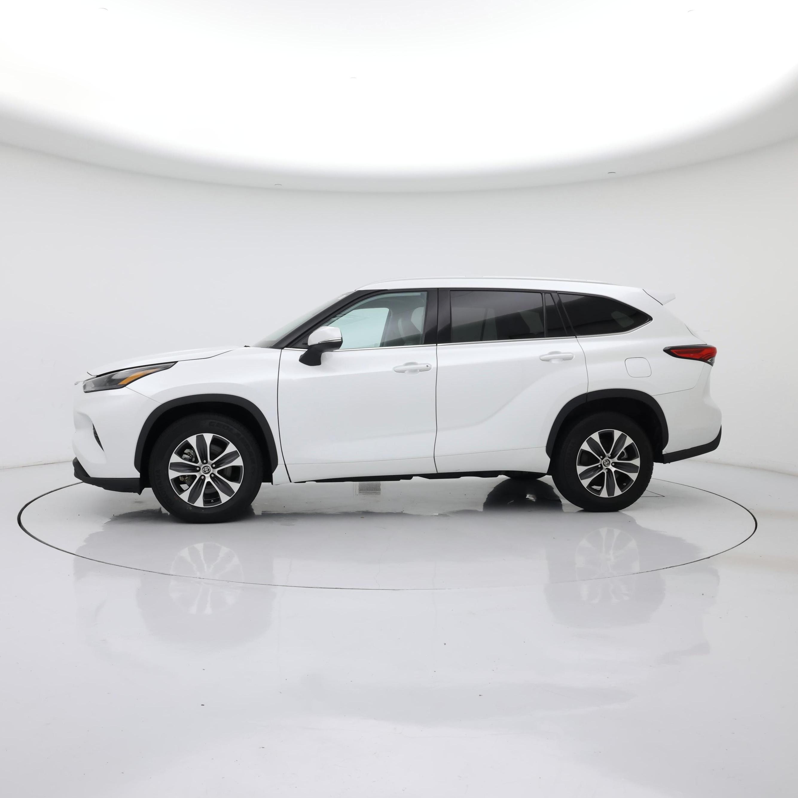 Thumbnail: 2022 Toyota Highlander - 3