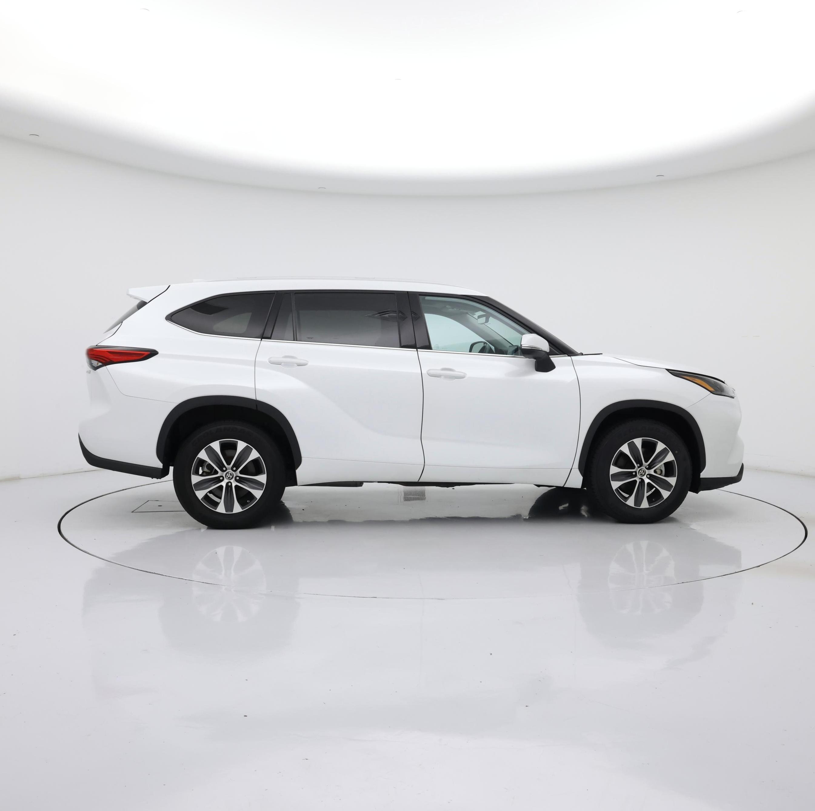 Thumbnail: 2022 Toyota Highlander - 7