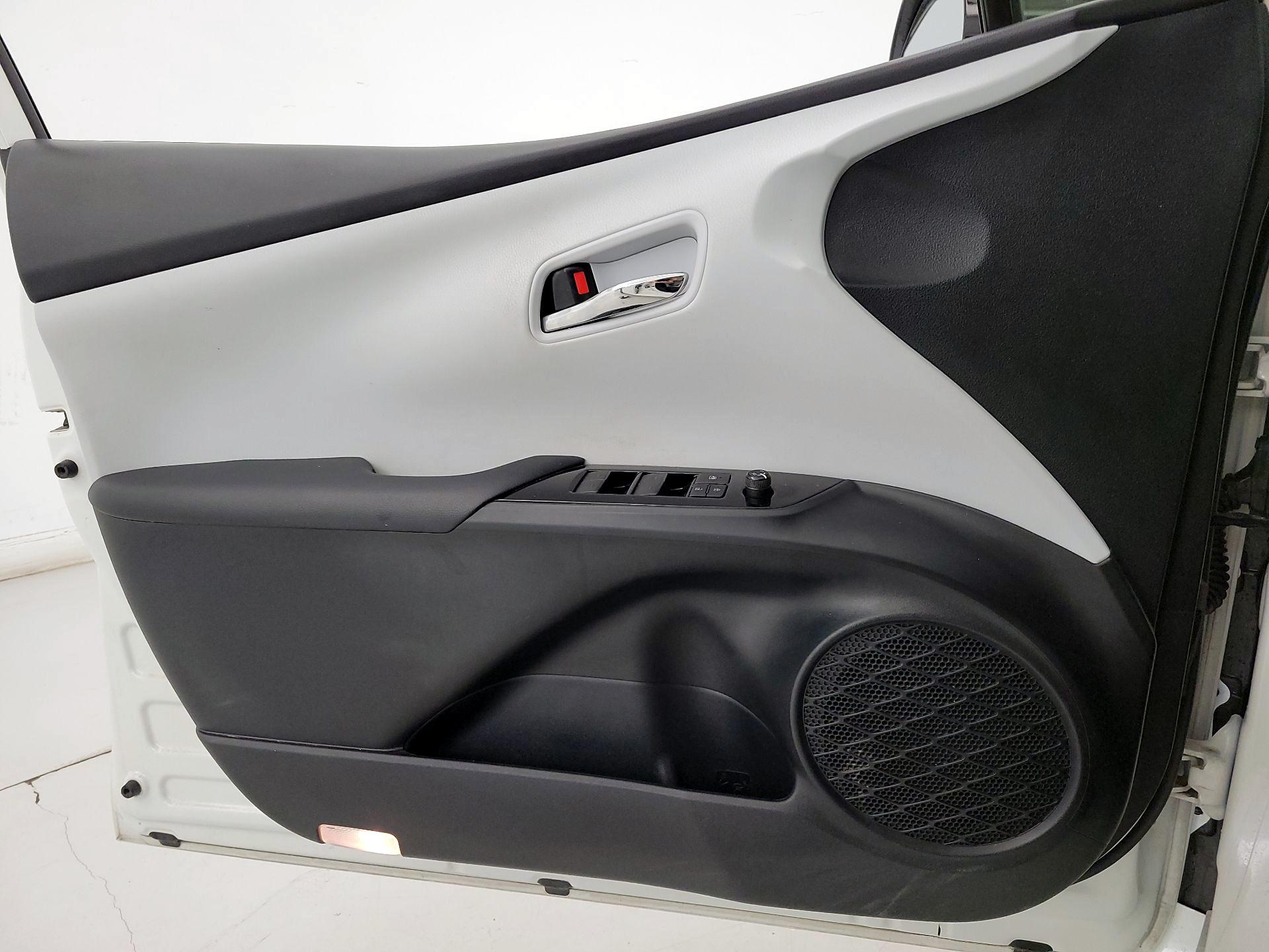 Thumbnail: 2020 Toyota Prius - 12