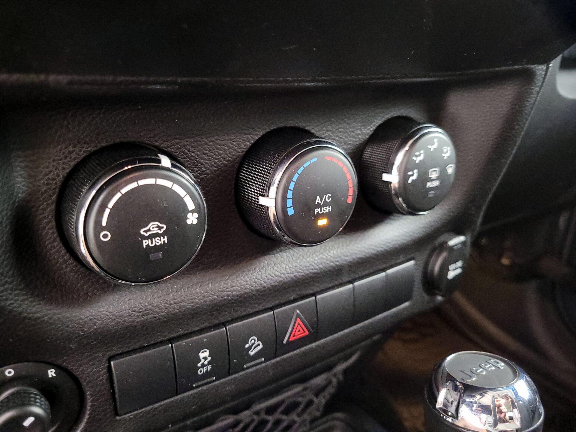 Thumbnail: 2018 Jeep Wrangler - 14