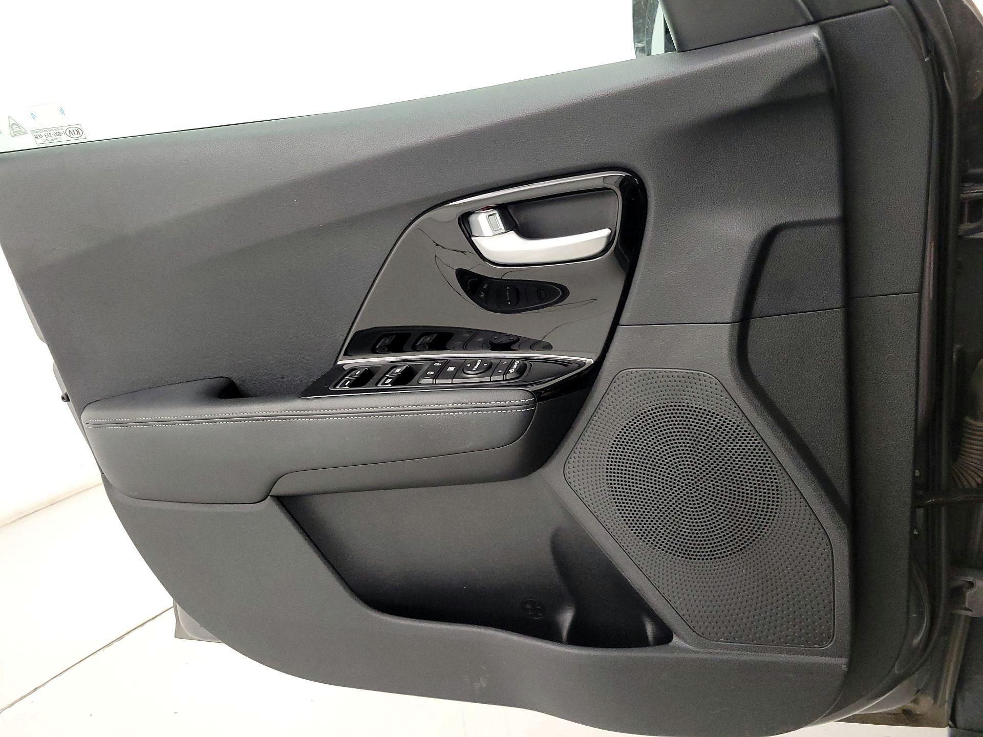Thumbnail: 2017 Kia Niro - 12