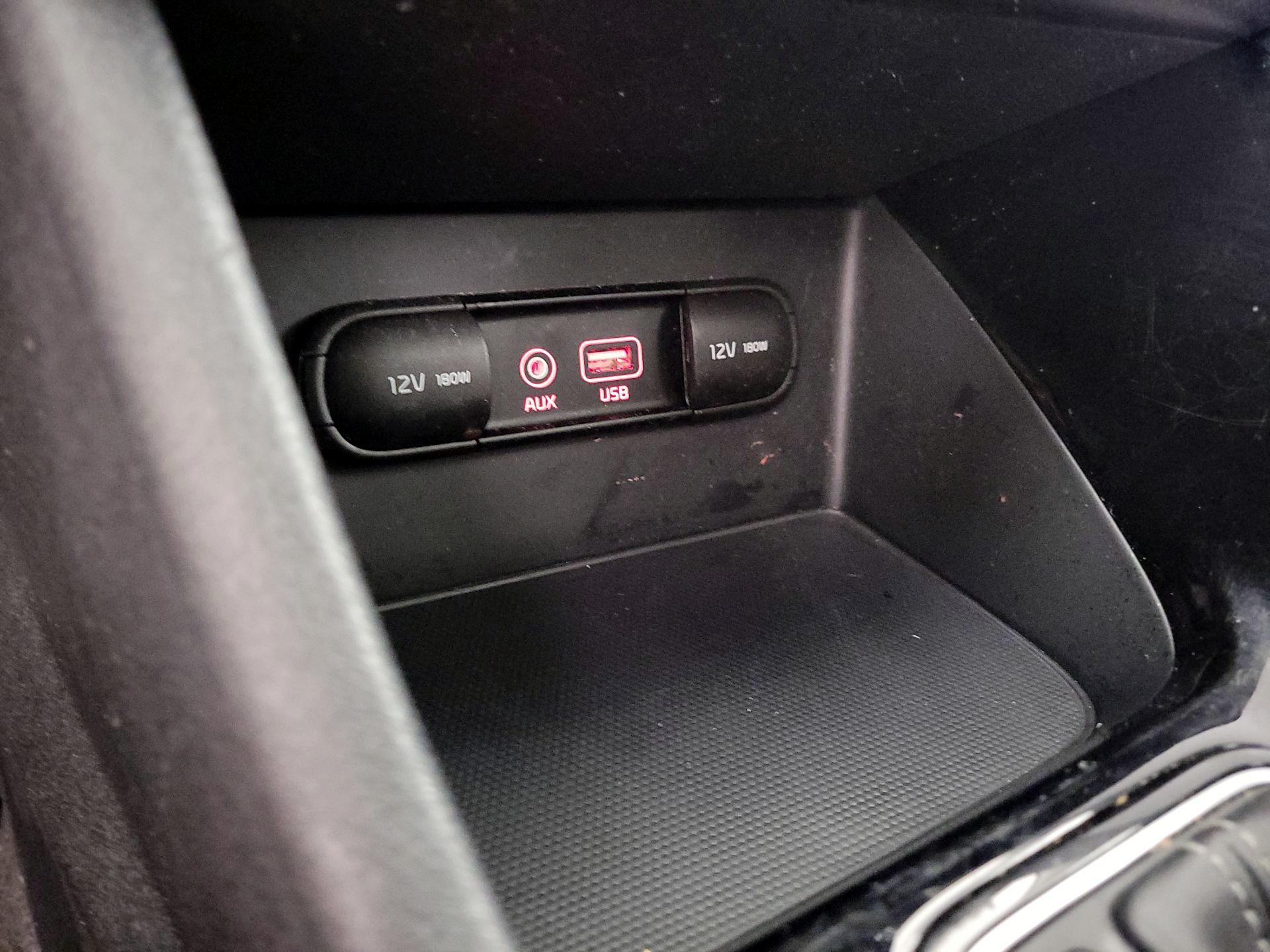 Thumbnail: 2017 Kia Niro - 18