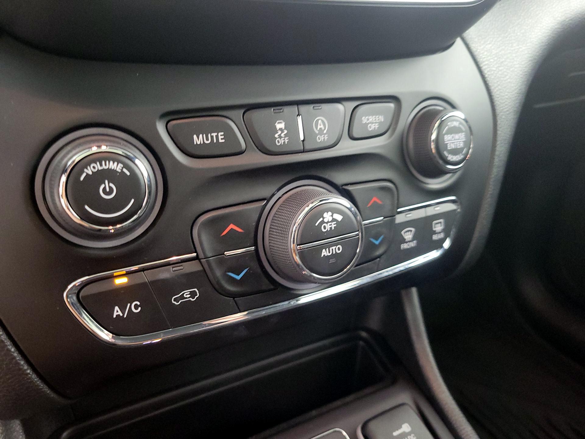 Thumbnail: 2021 Jeep Cherokee - 16