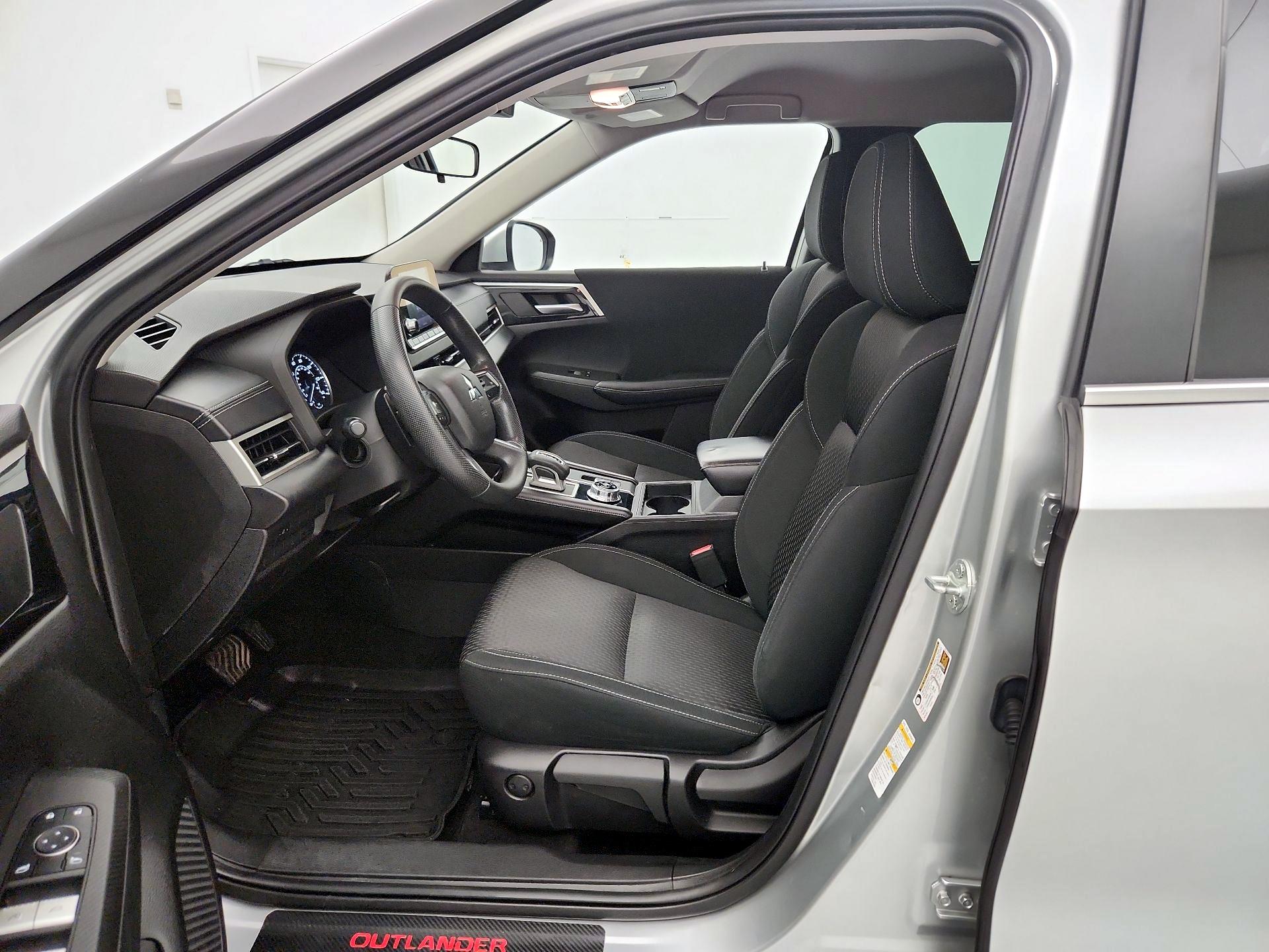 Thumbnail: 2022 Mitsubishi Outlander - 11
