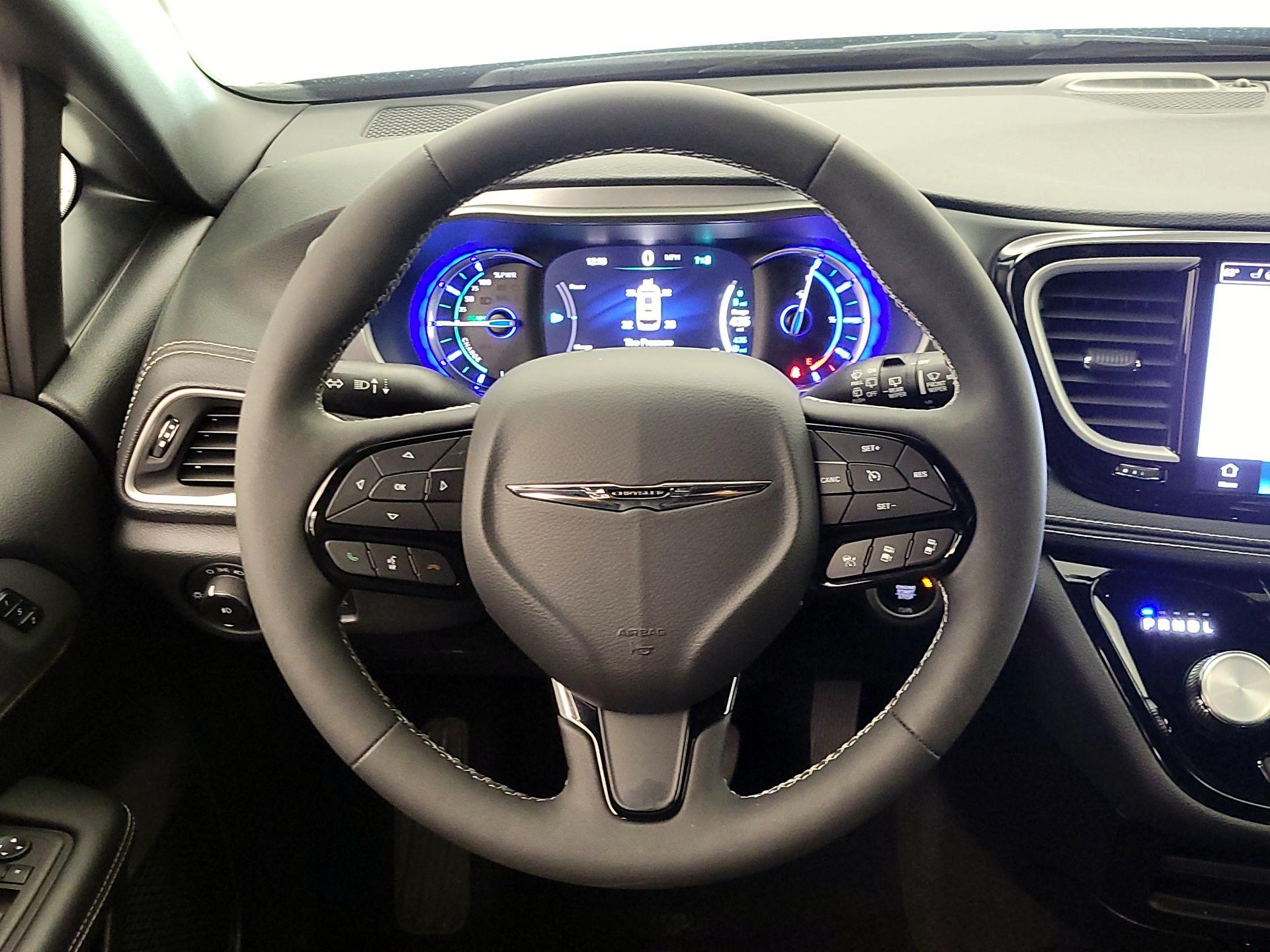 Thumbnail: 2023 Chrysler Pacifica - 10