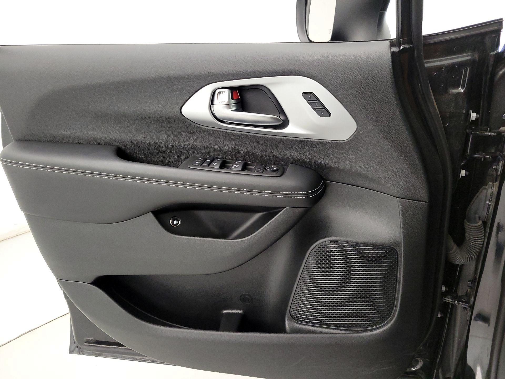 Thumbnail: 2023 Chrysler Pacifica - 12