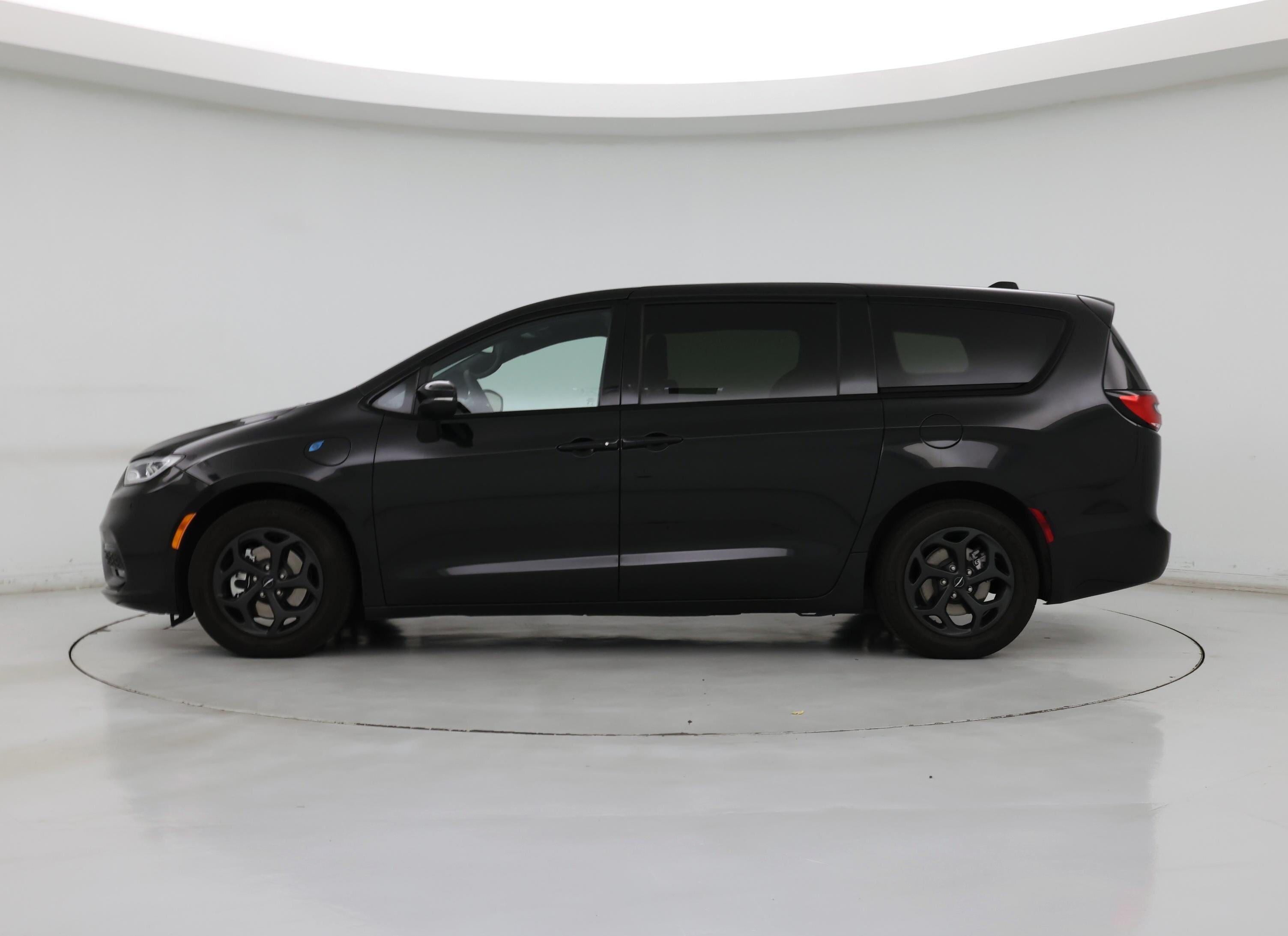 Thumbnail: 2023 Chrysler Pacifica - 3