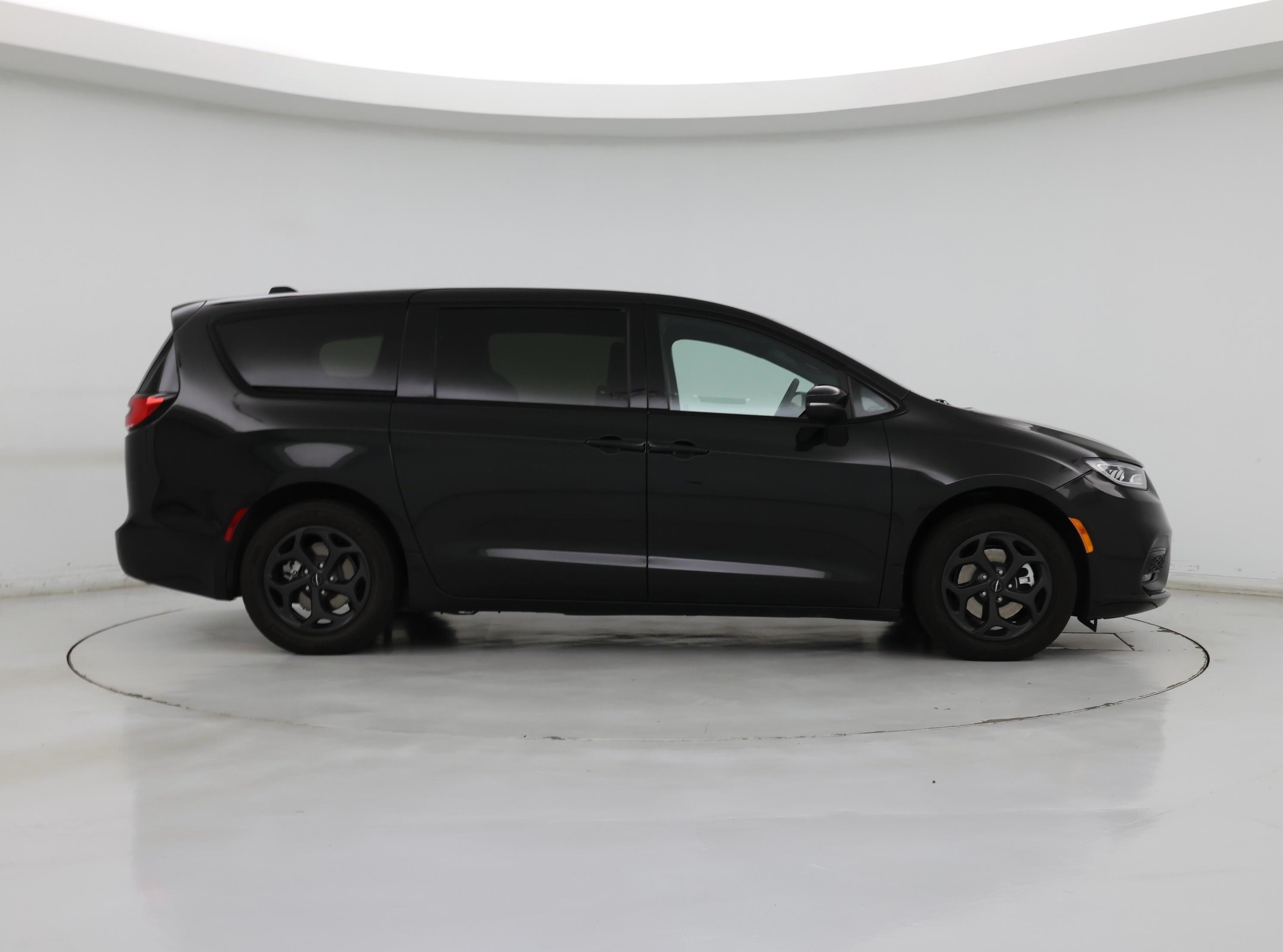 Thumbnail: 2023 Chrysler Pacifica - 7