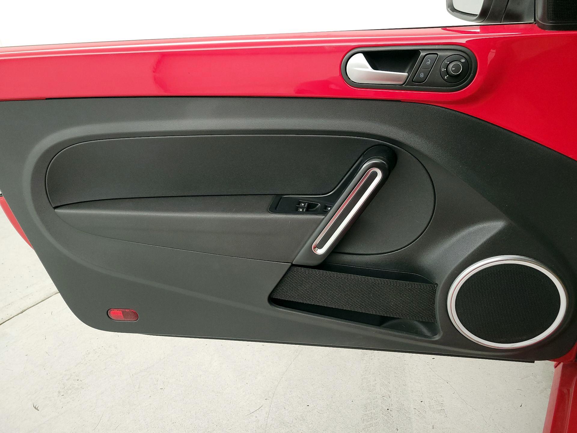 Thumbnail: 2015 Volkswagen Beetle - 12