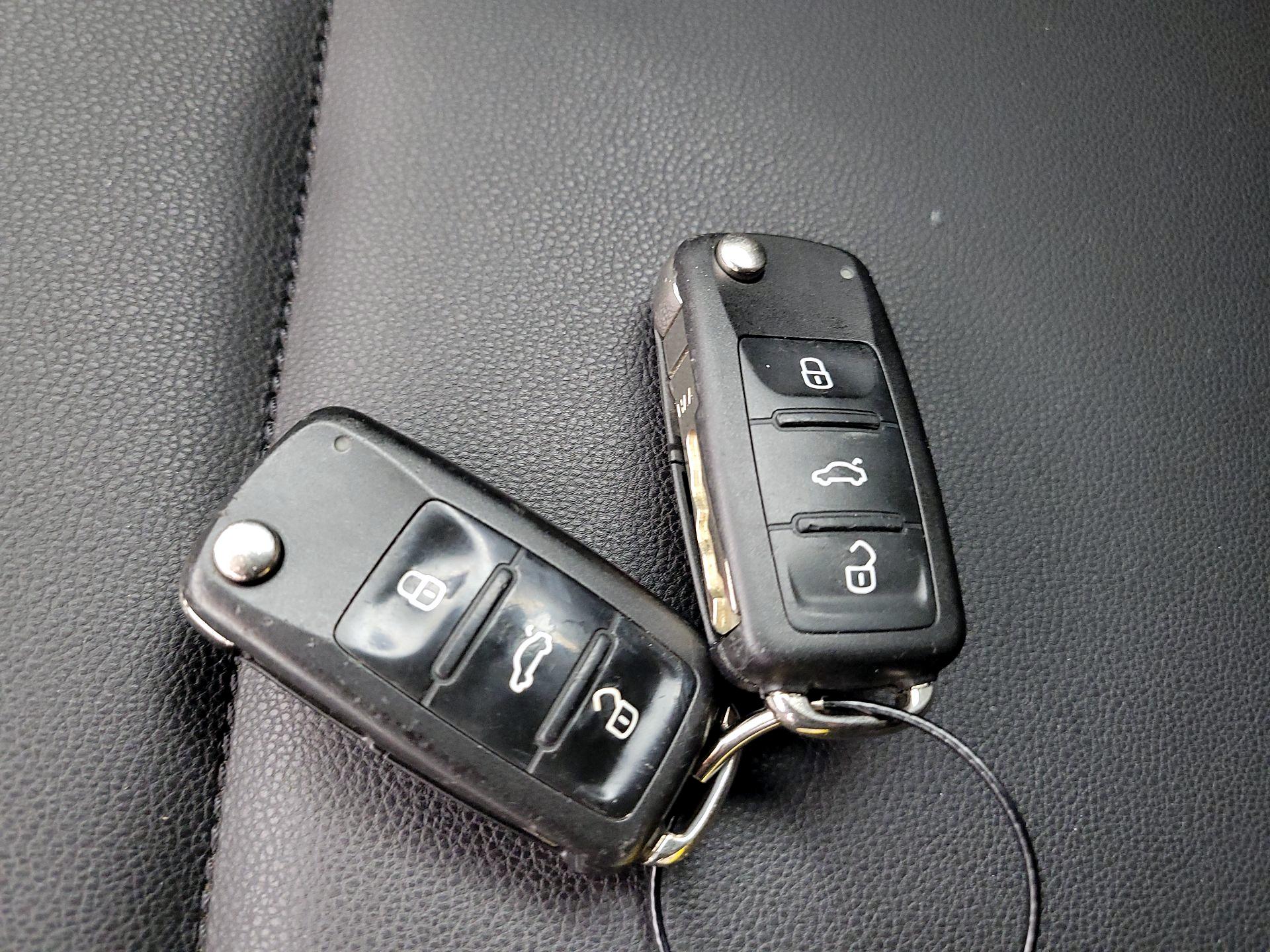 Thumbnail: 2015 Volkswagen Beetle - 20