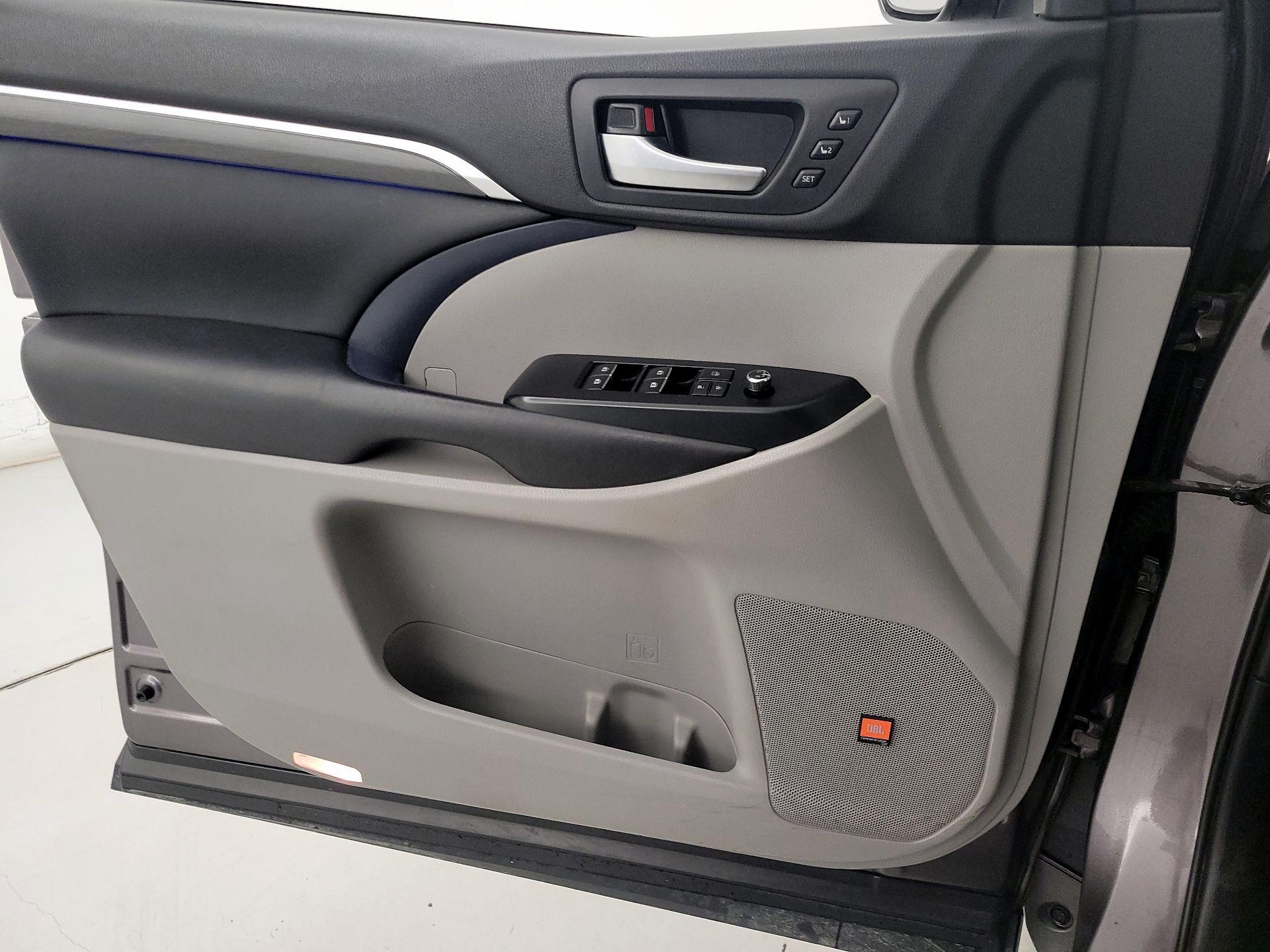 Thumbnail: 2019 Toyota Highlander - 12