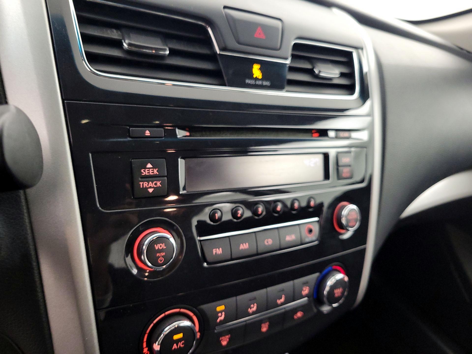 Thumbnail: 2015 Nissan Altima - 14
