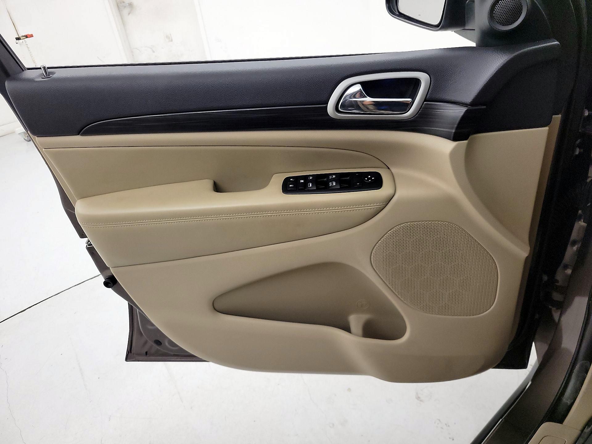 Thumbnail: 2021 Jeep Grand Cherokee - 12