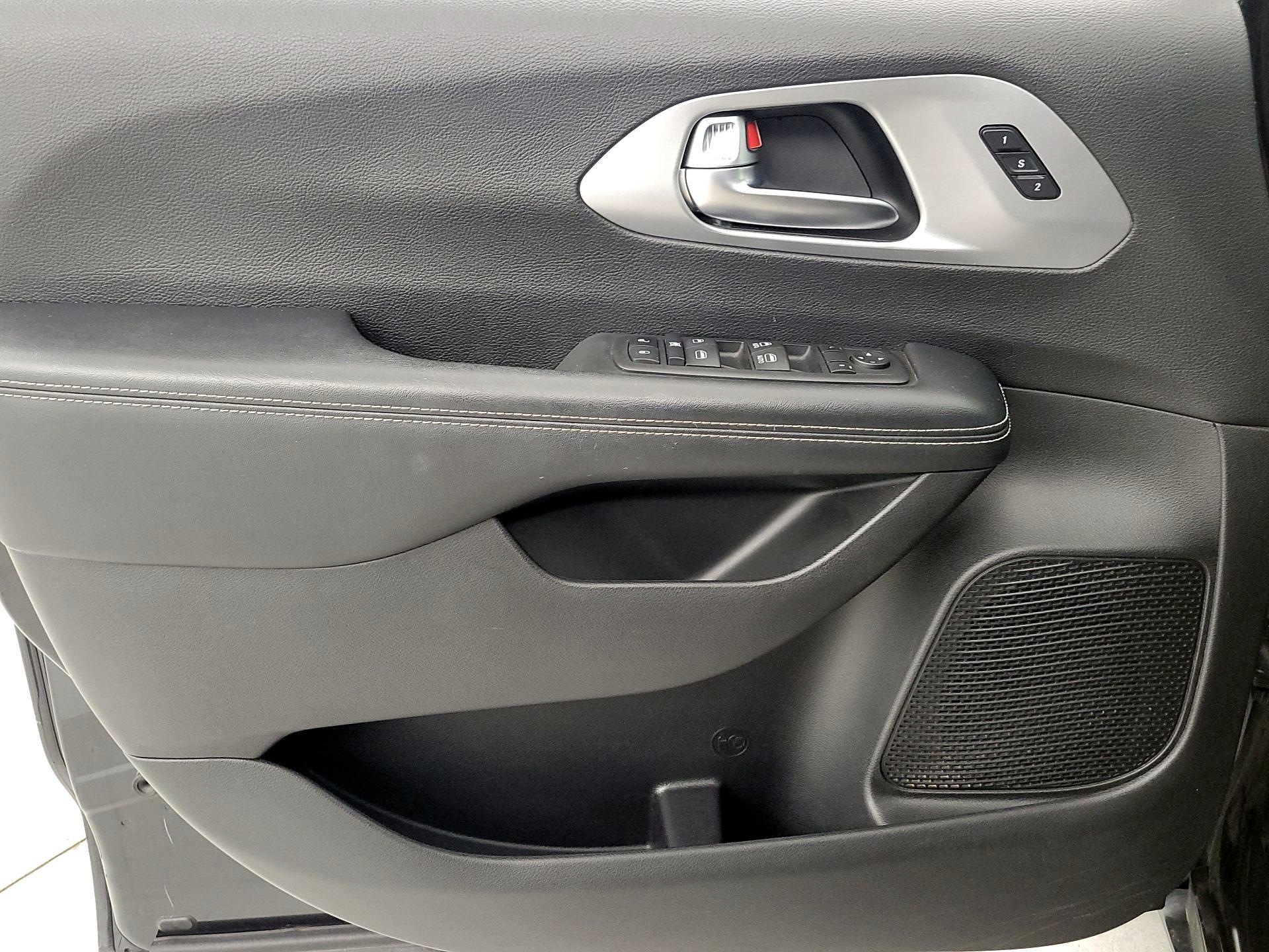 Thumbnail: 2023 Chrysler Pacifica - 12