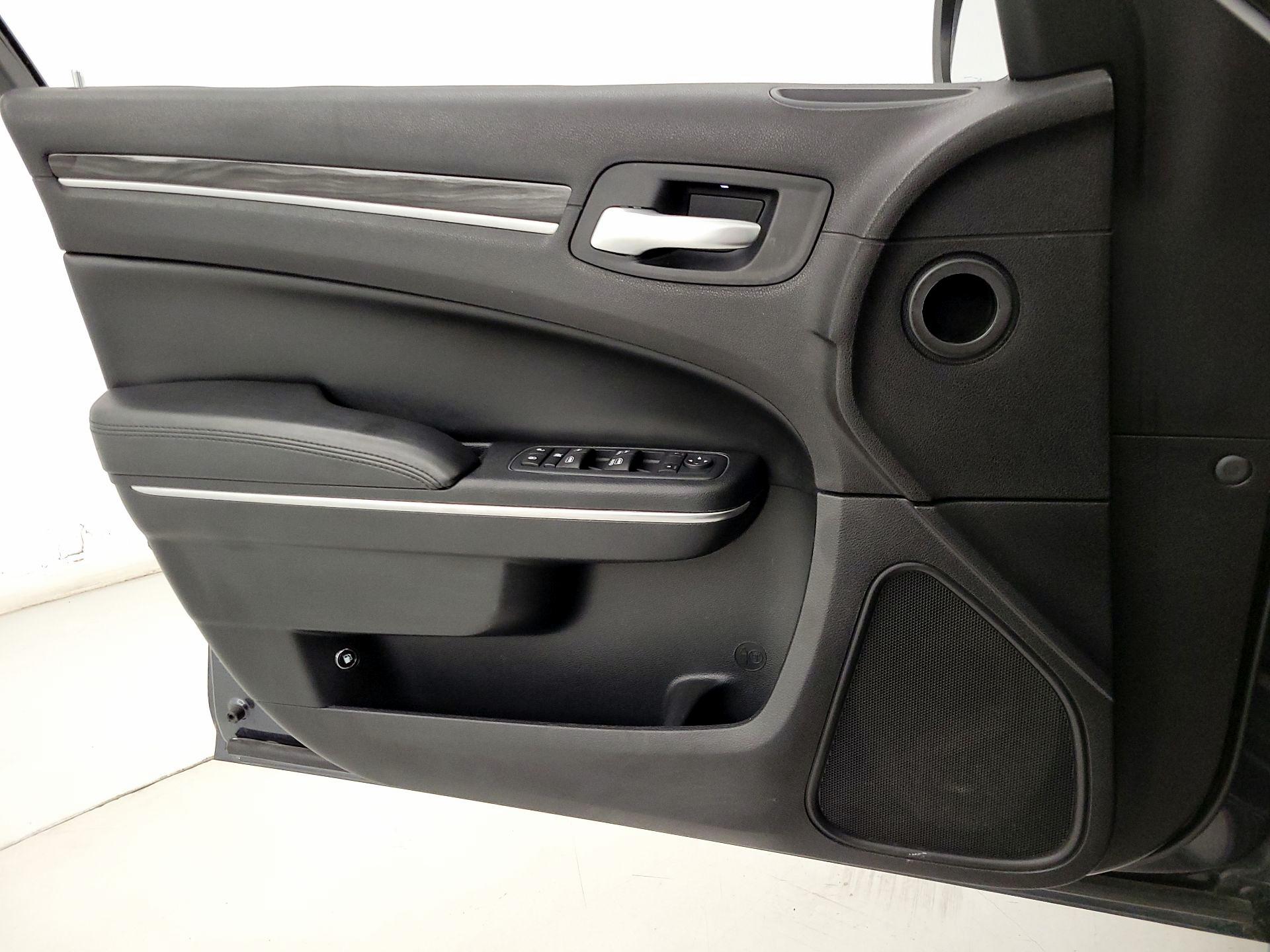 Thumbnail: 2016 Chrysler 300 - 12