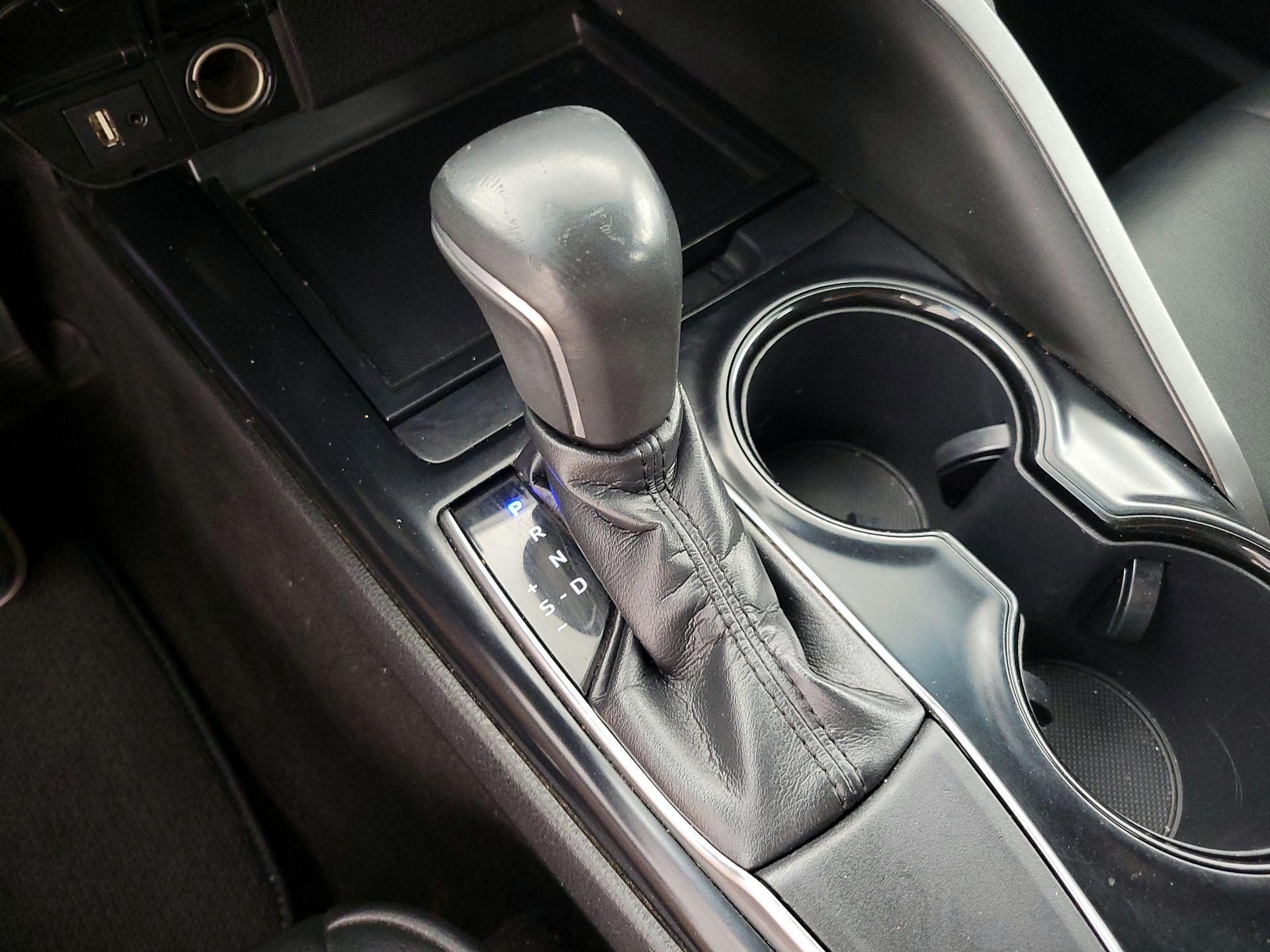 Thumbnail: 2019 Toyota Camry - 17