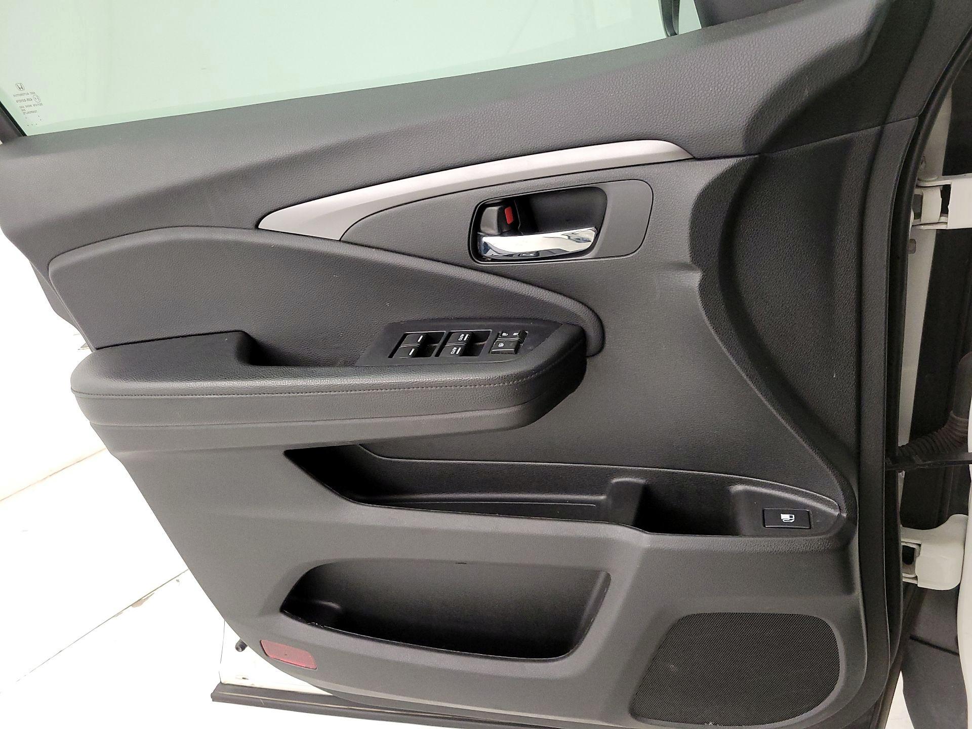 Thumbnail: 2019 Honda Pilot - 12