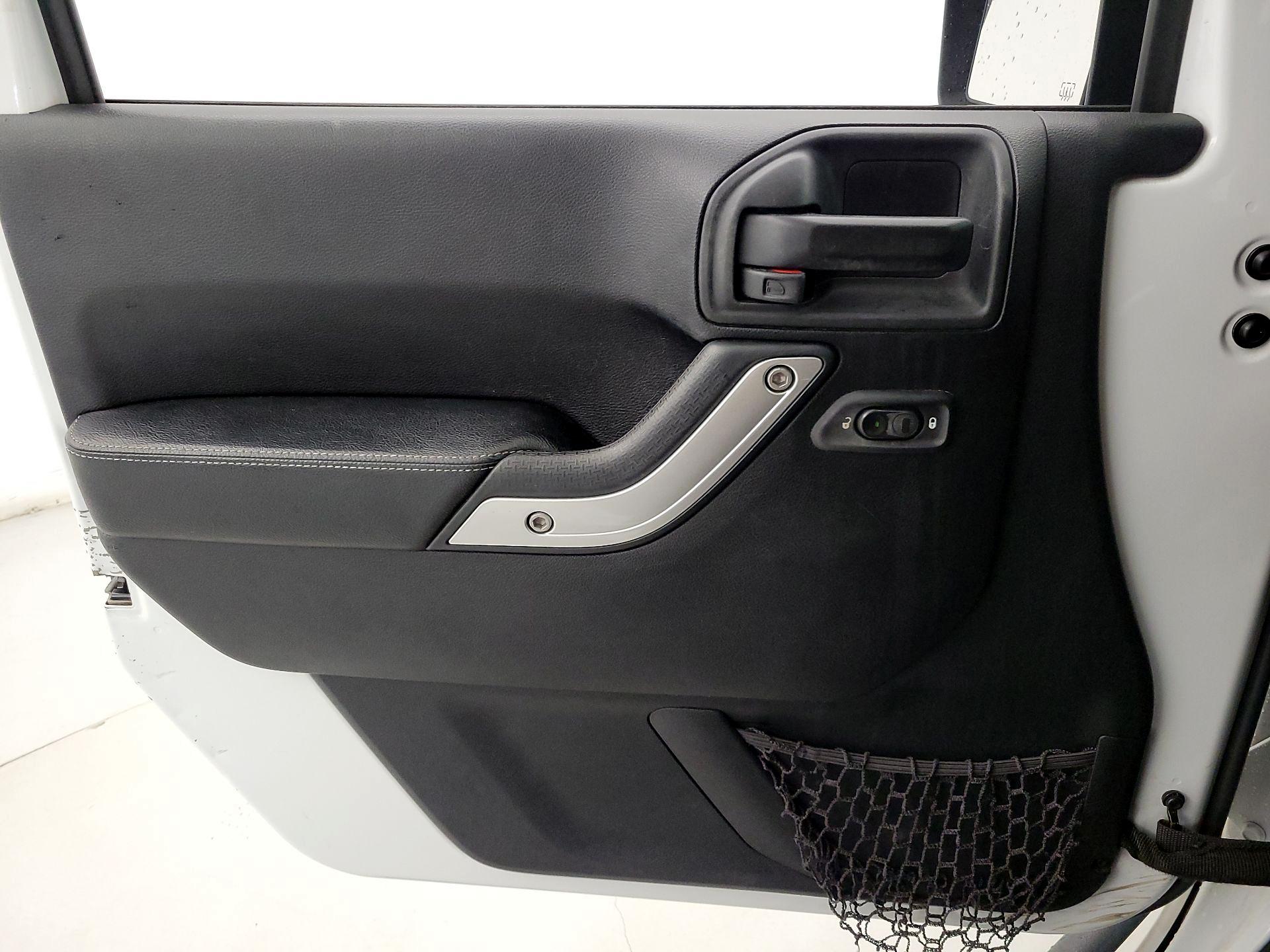 Thumbnail: 2016 Jeep Wrangler - 12