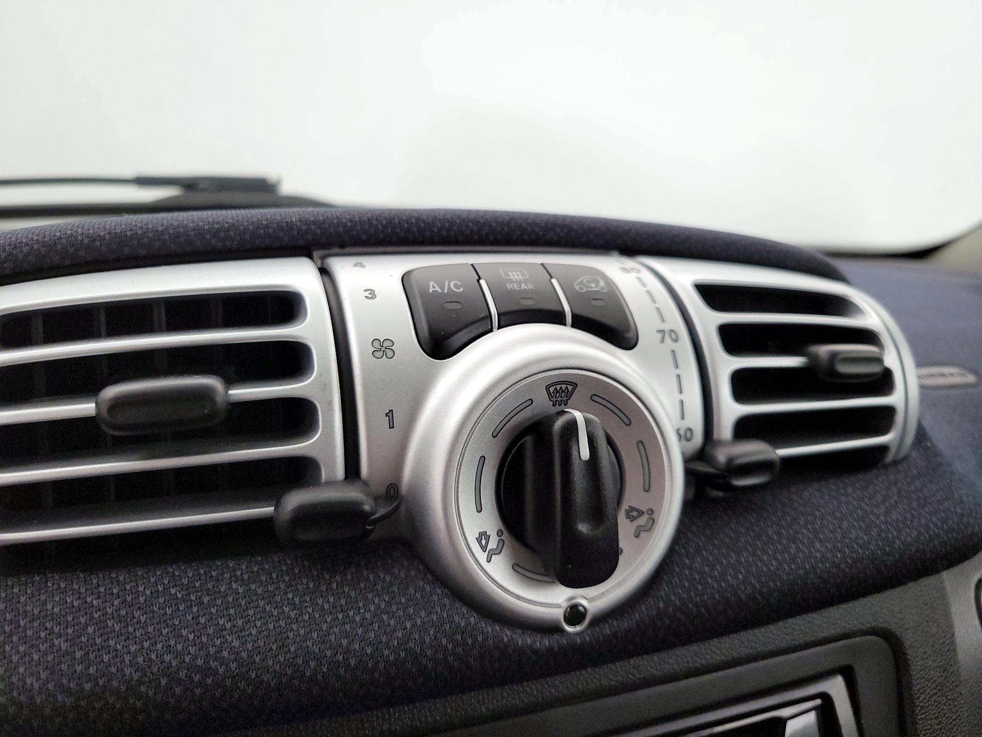 Thumbnail: 2015 smart fortwo - 14