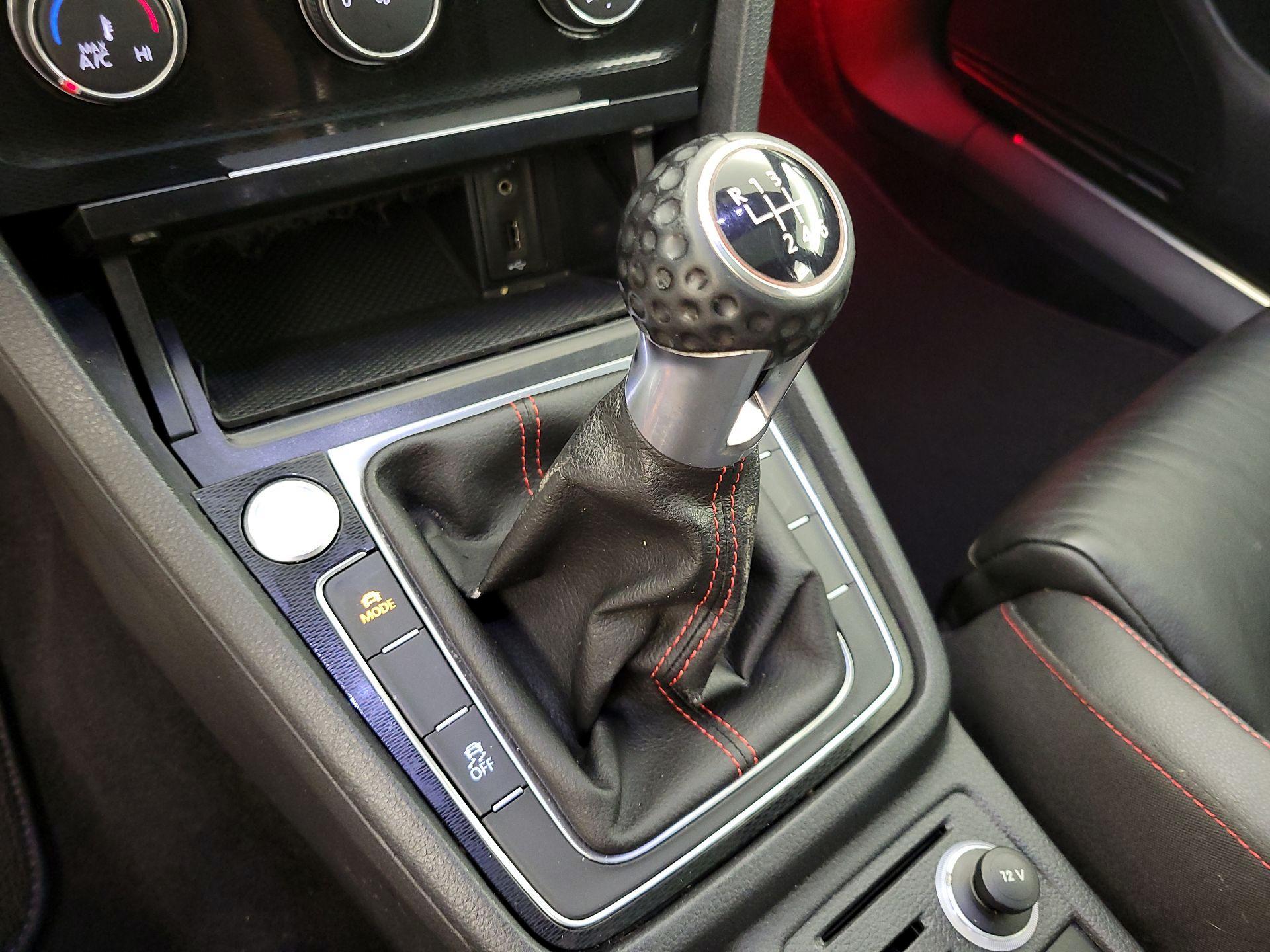 Thumbnail: 2016 Volkswagen Golf - 17