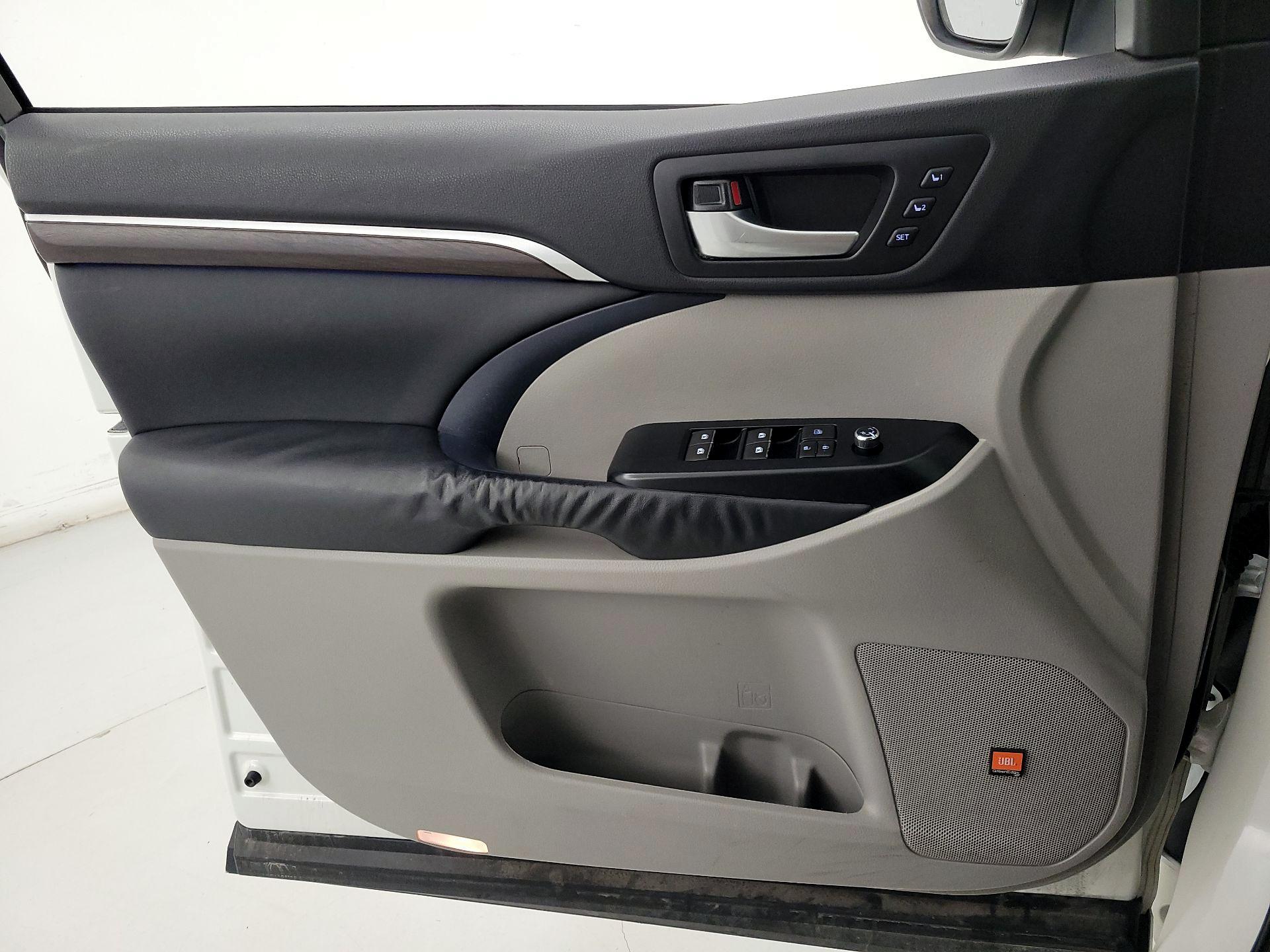 Thumbnail: 2014 Toyota Highlander - 12