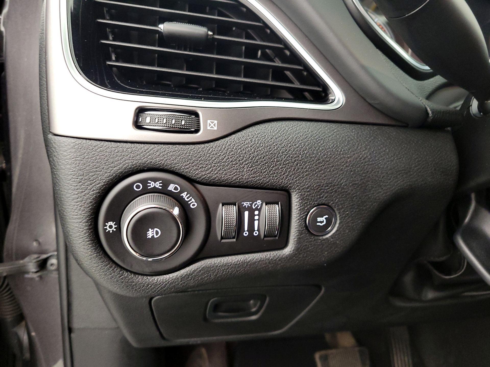 Thumbnail: 2019 Jeep Cherokee - 13