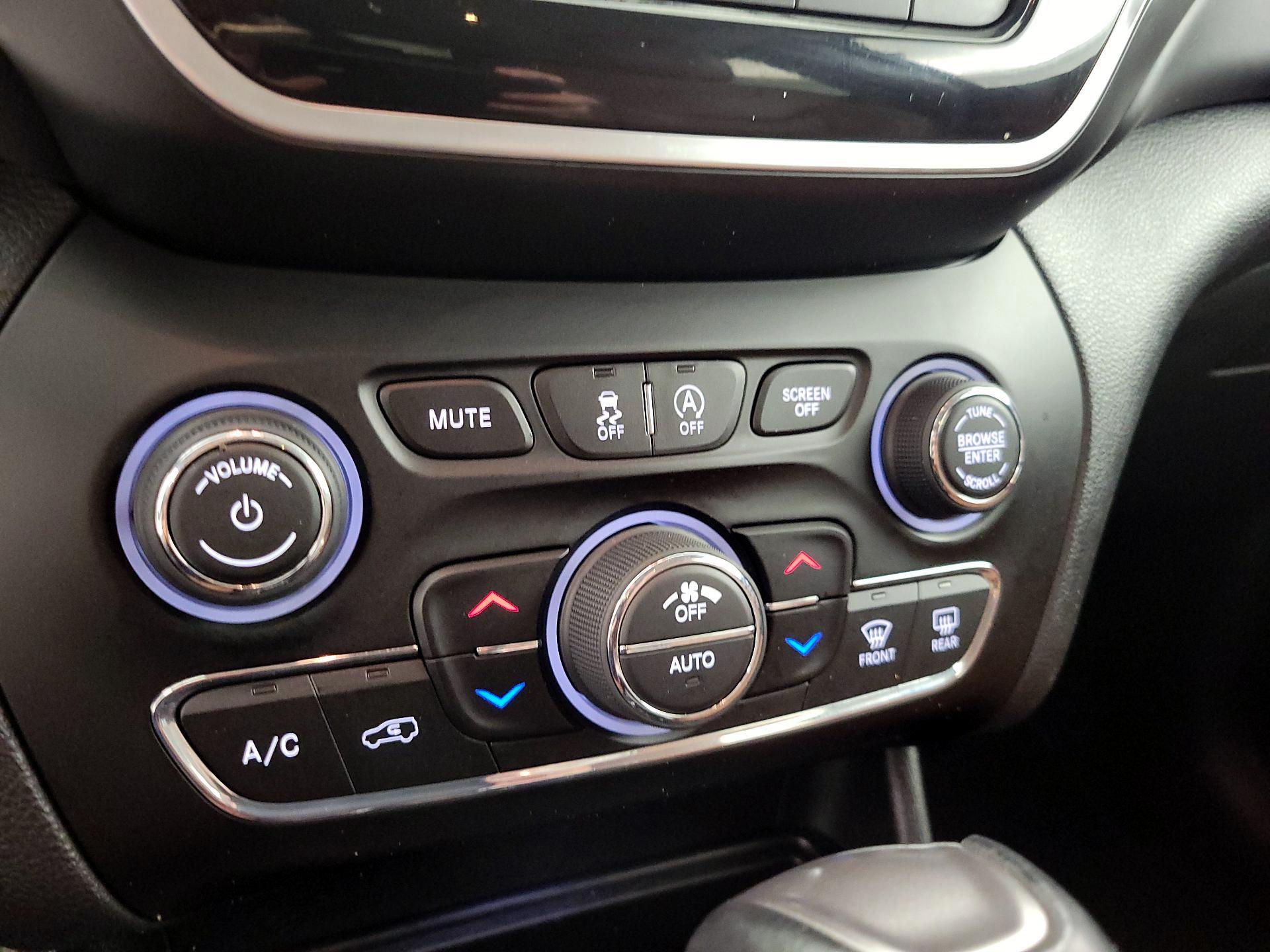 Thumbnail: 2019 Jeep Cherokee - 17