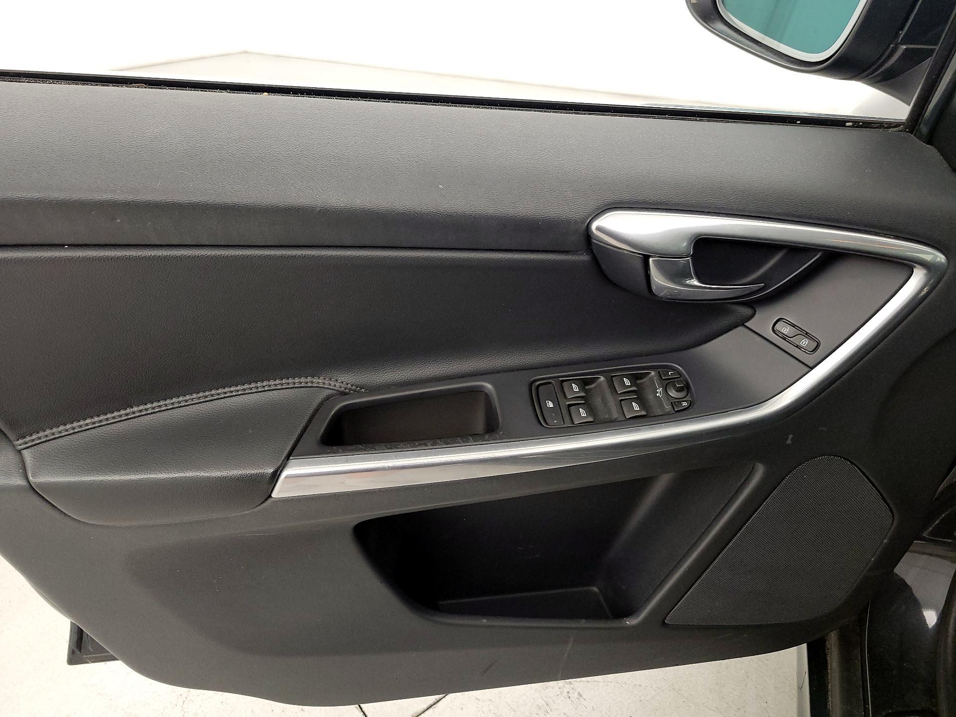 Thumbnail: 2016 Volvo XC60 - 12