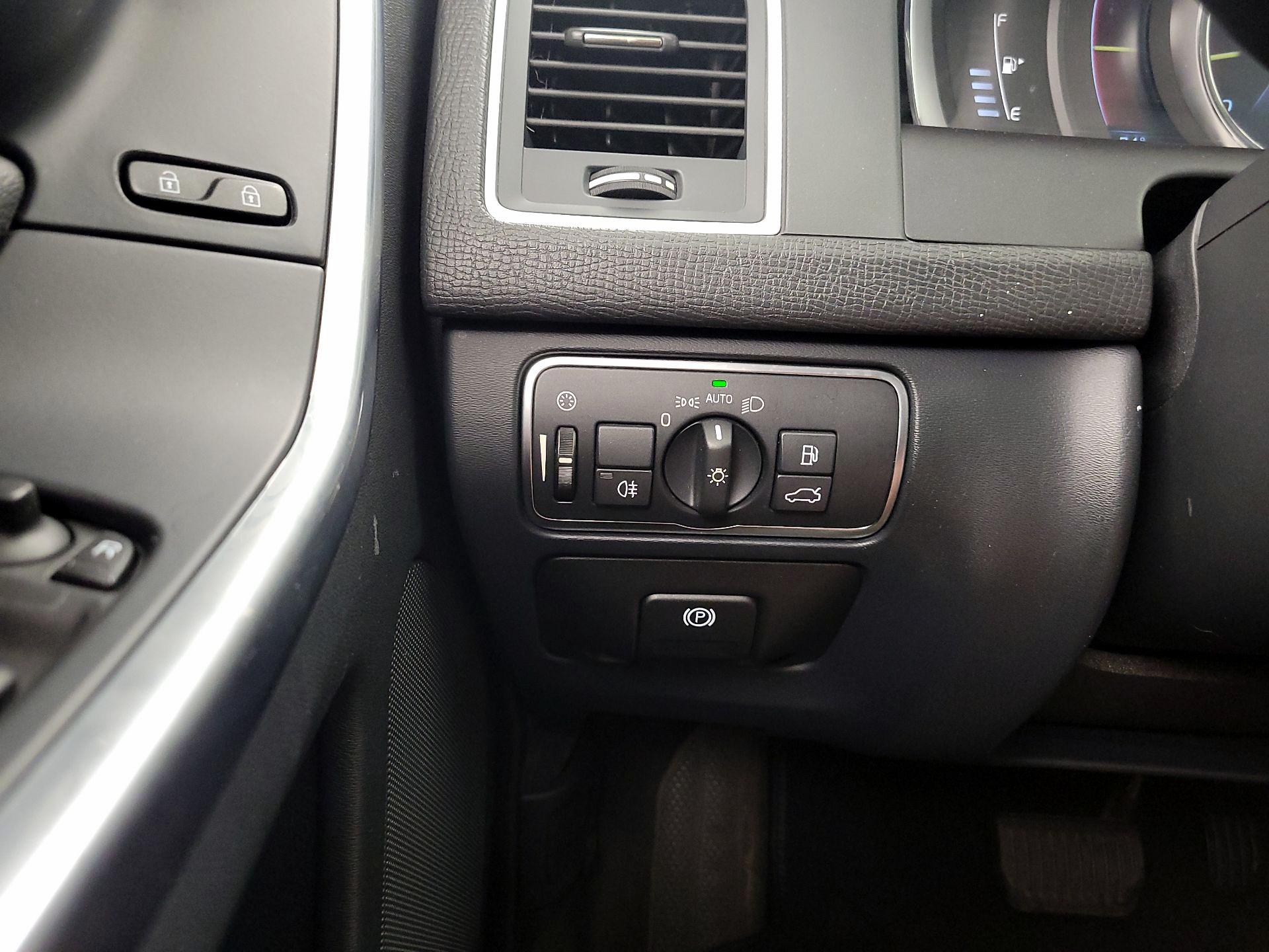 Thumbnail: 2016 Volvo XC60 - 13