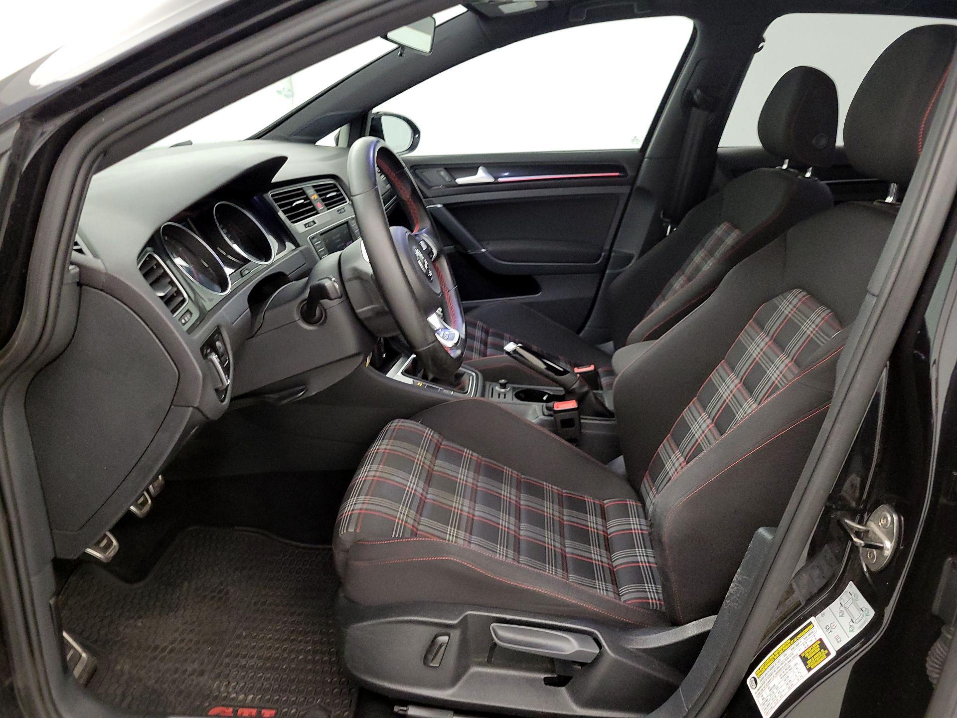 Thumbnail: 2016 Volkswagen Golf - 11