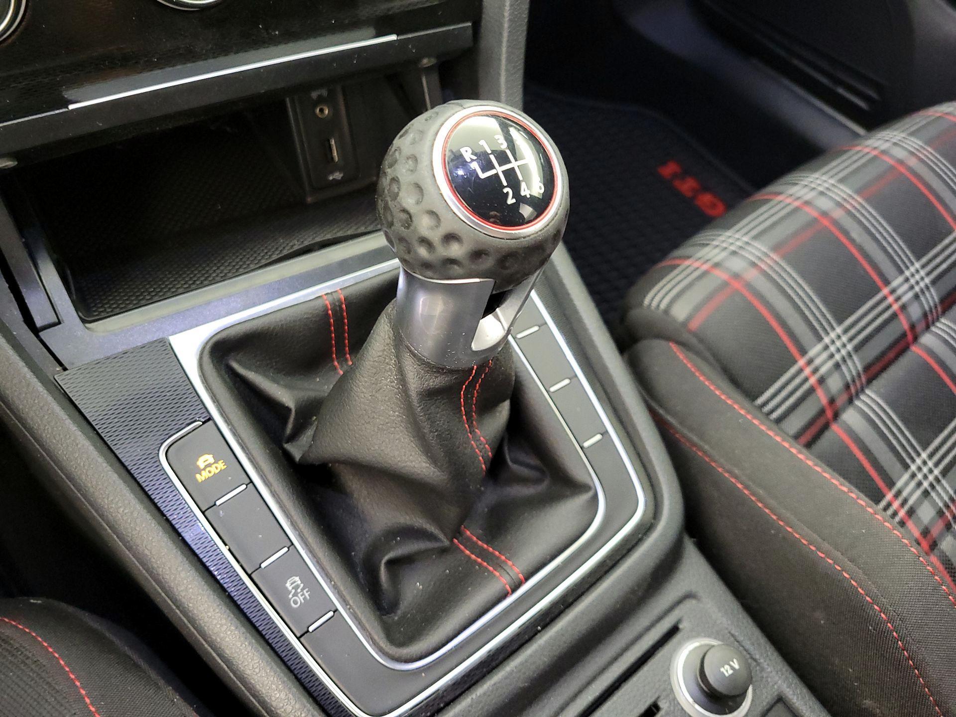 Thumbnail: 2016 Volkswagen Golf - 16
