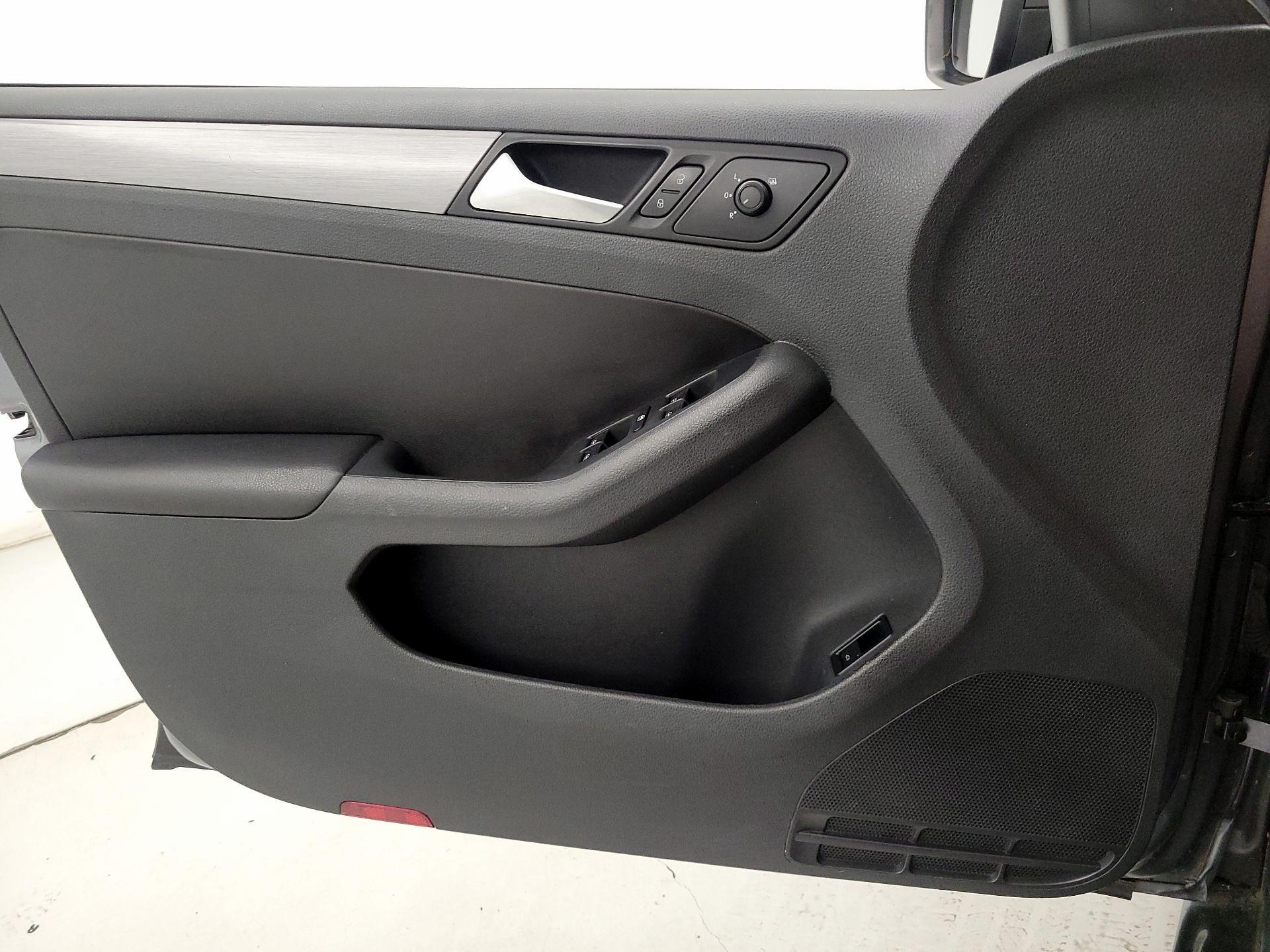 Thumbnail: 2016 Volkswagen Jetta - 12