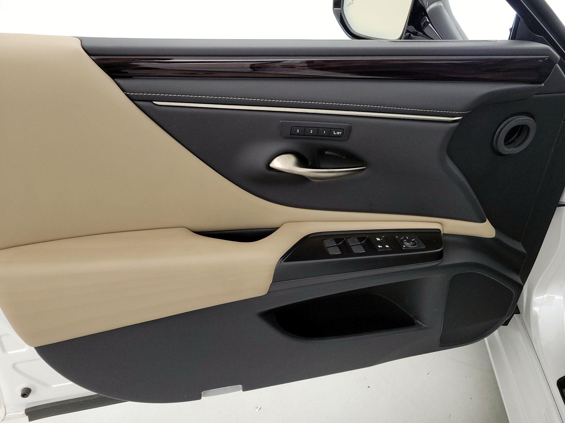 Thumbnail: 2019 Lexus ES - 12