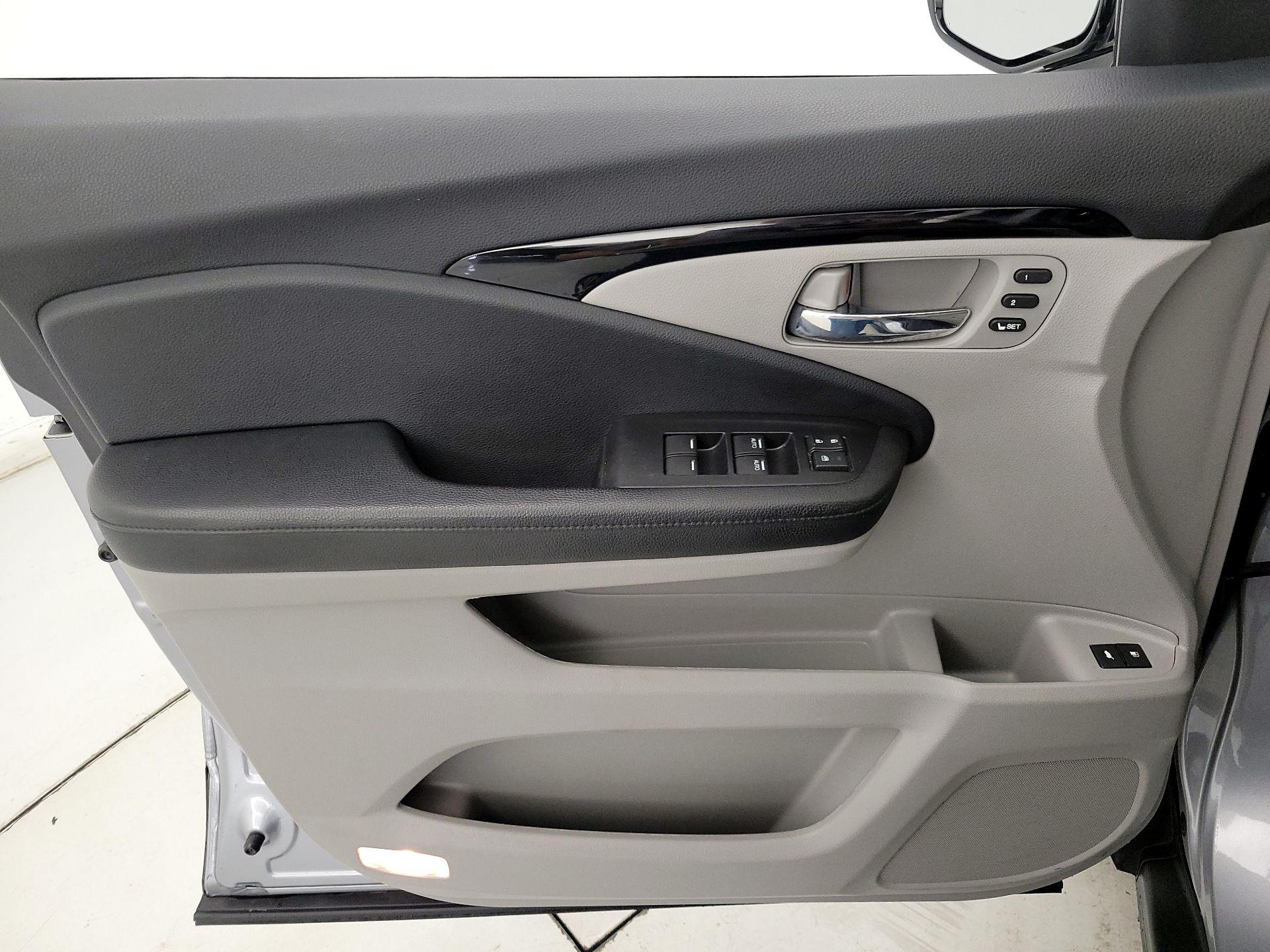Thumbnail: 2017 Honda Pilot - 12