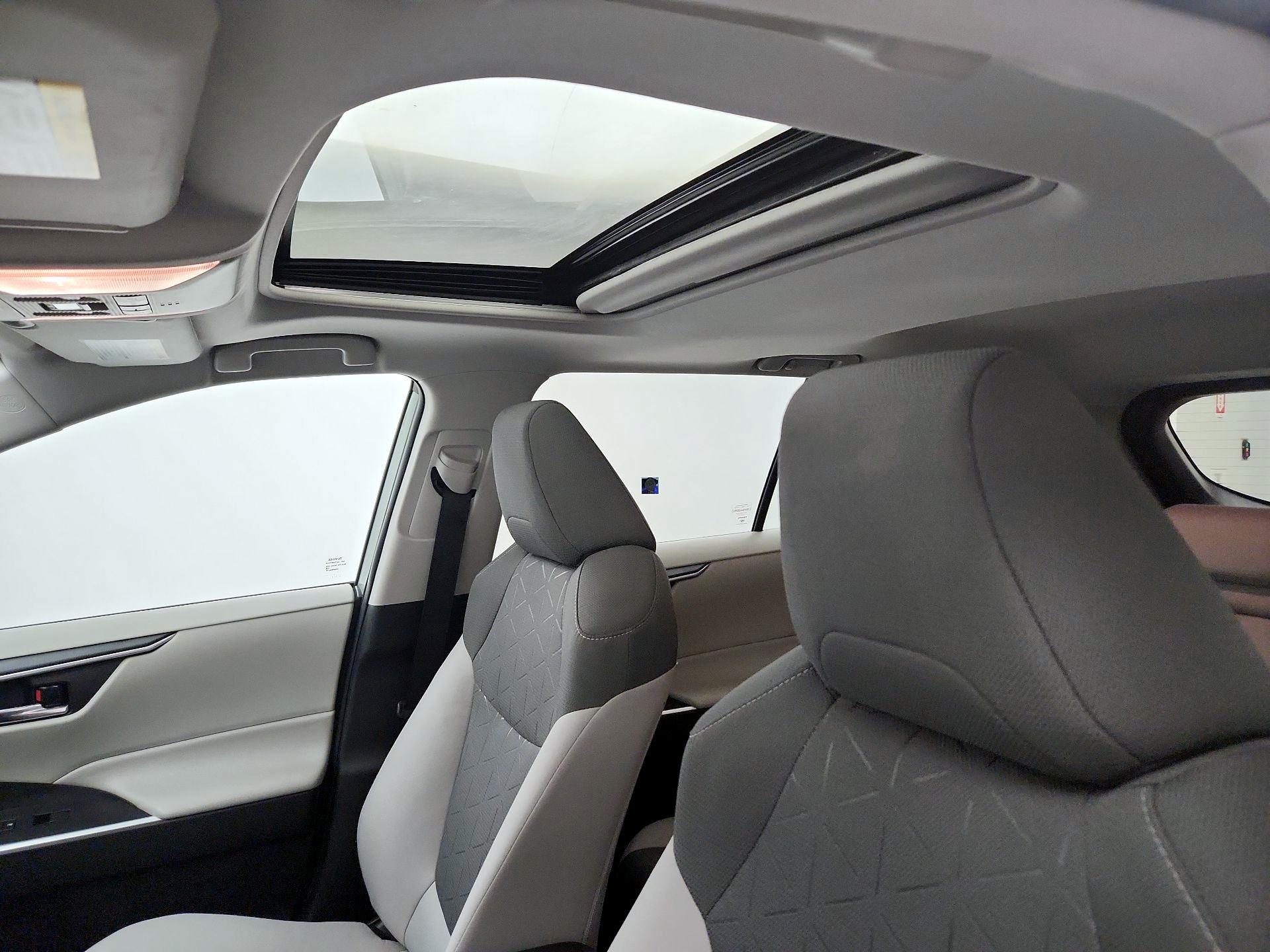 Thumbnail: 2021 Toyota RAV4 - 19