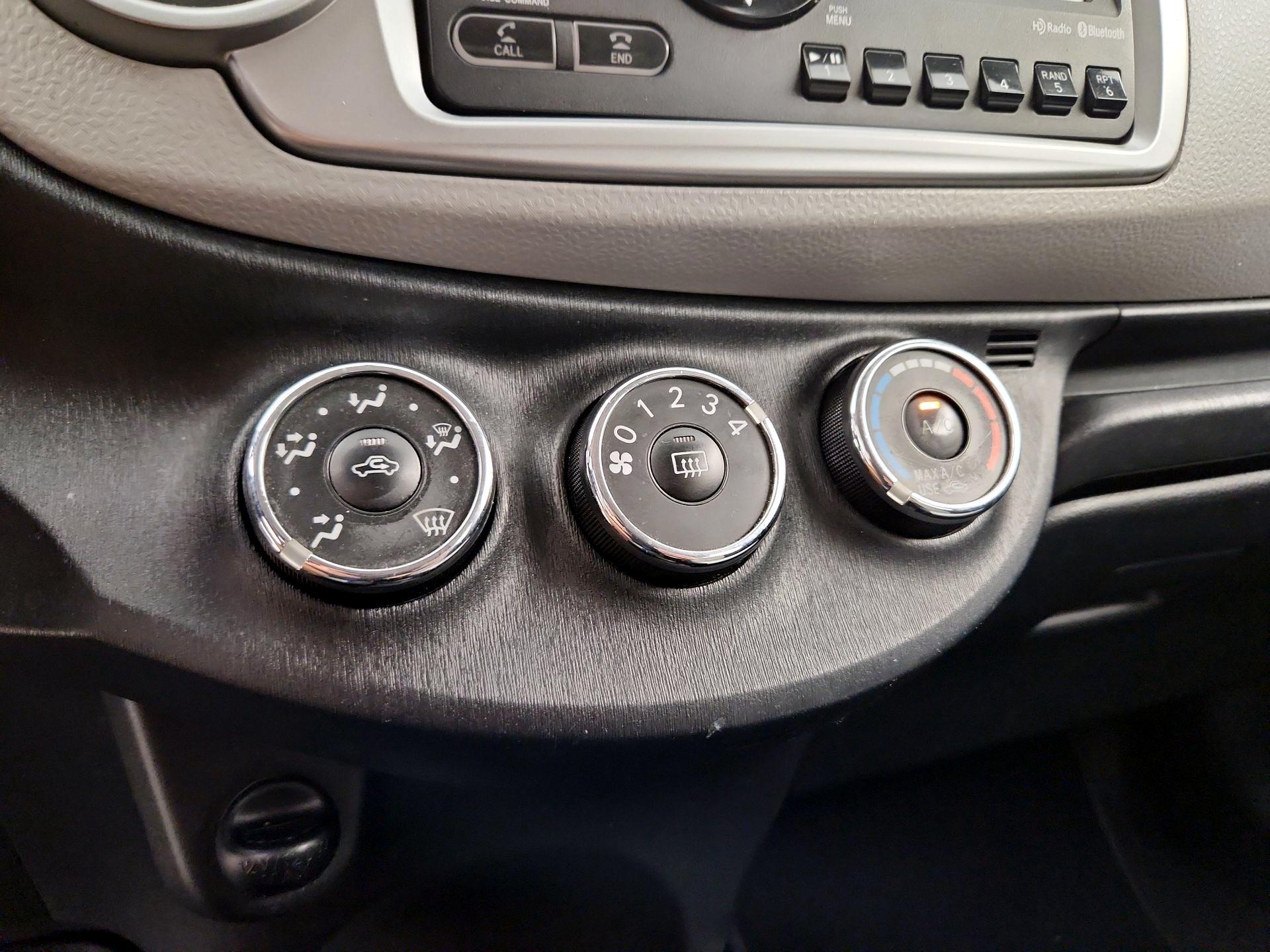 Thumbnail: 2014 Toyota Yaris - 14