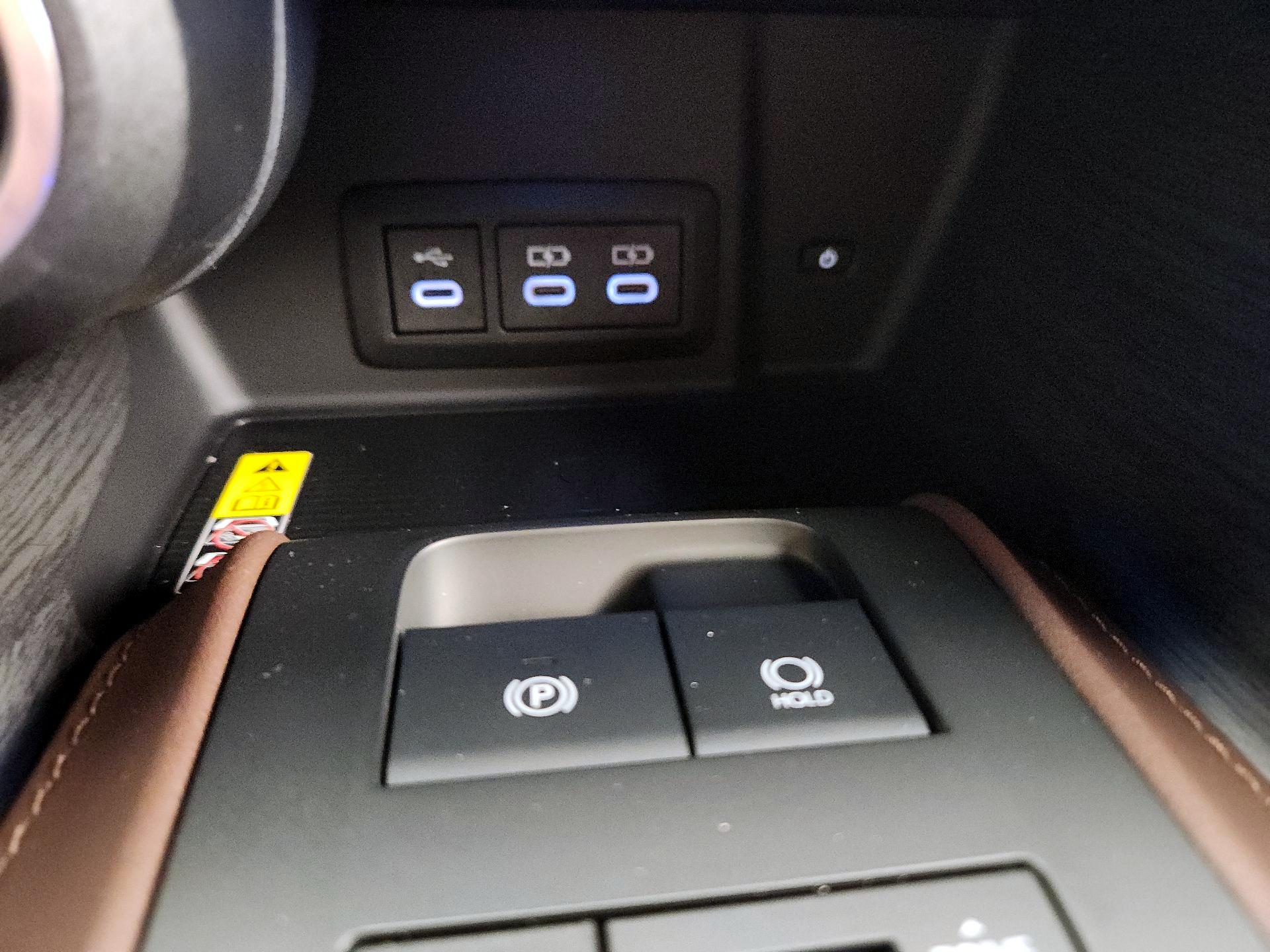 Thumbnail: 2023 Toyota Venza - 18