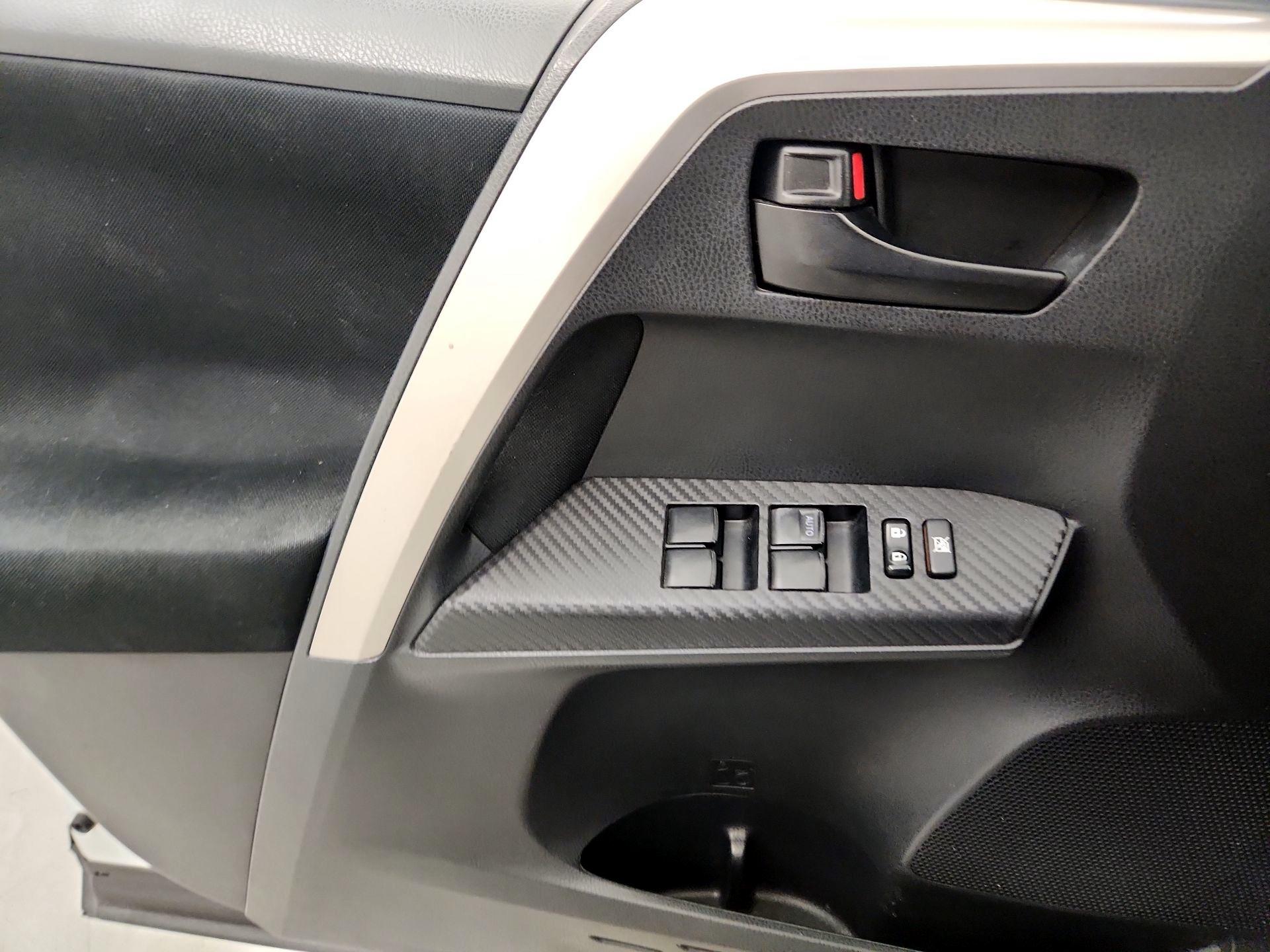 Thumbnail: 2015 Toyota RAV4 - 12