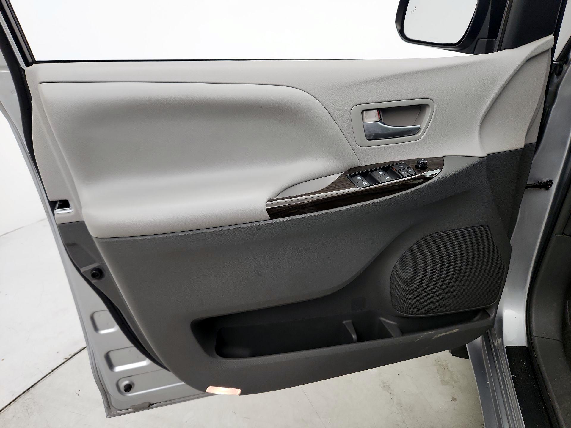 Thumbnail: 2015 Toyota Sienna - 12