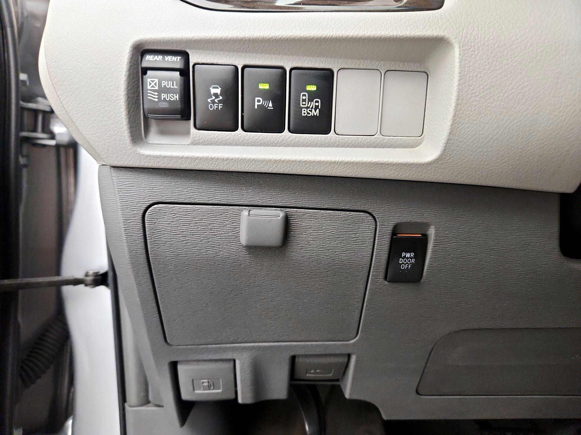Thumbnail: 2015 Toyota Sienna - 13