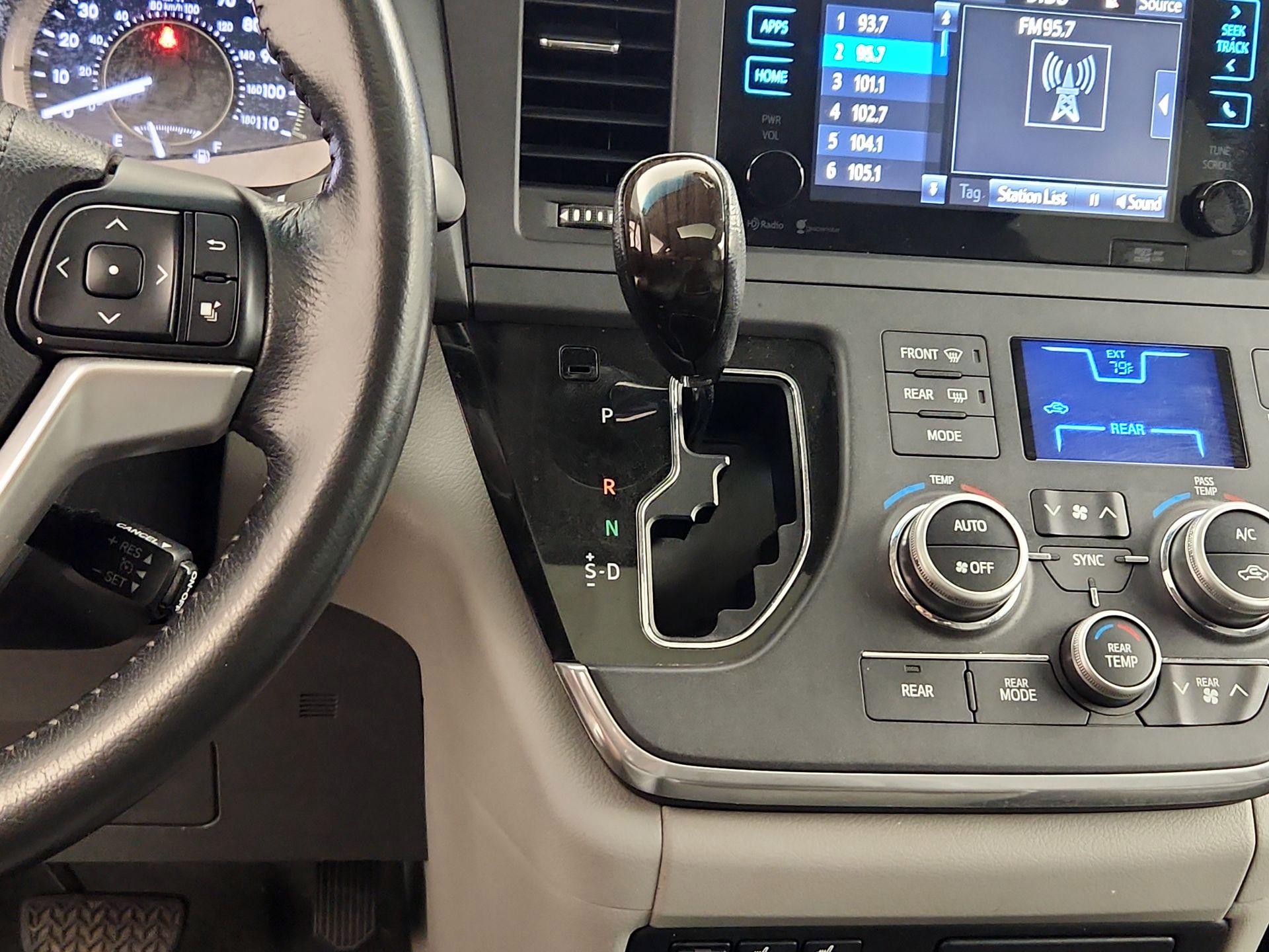 Thumbnail: 2015 Toyota Sienna - 18