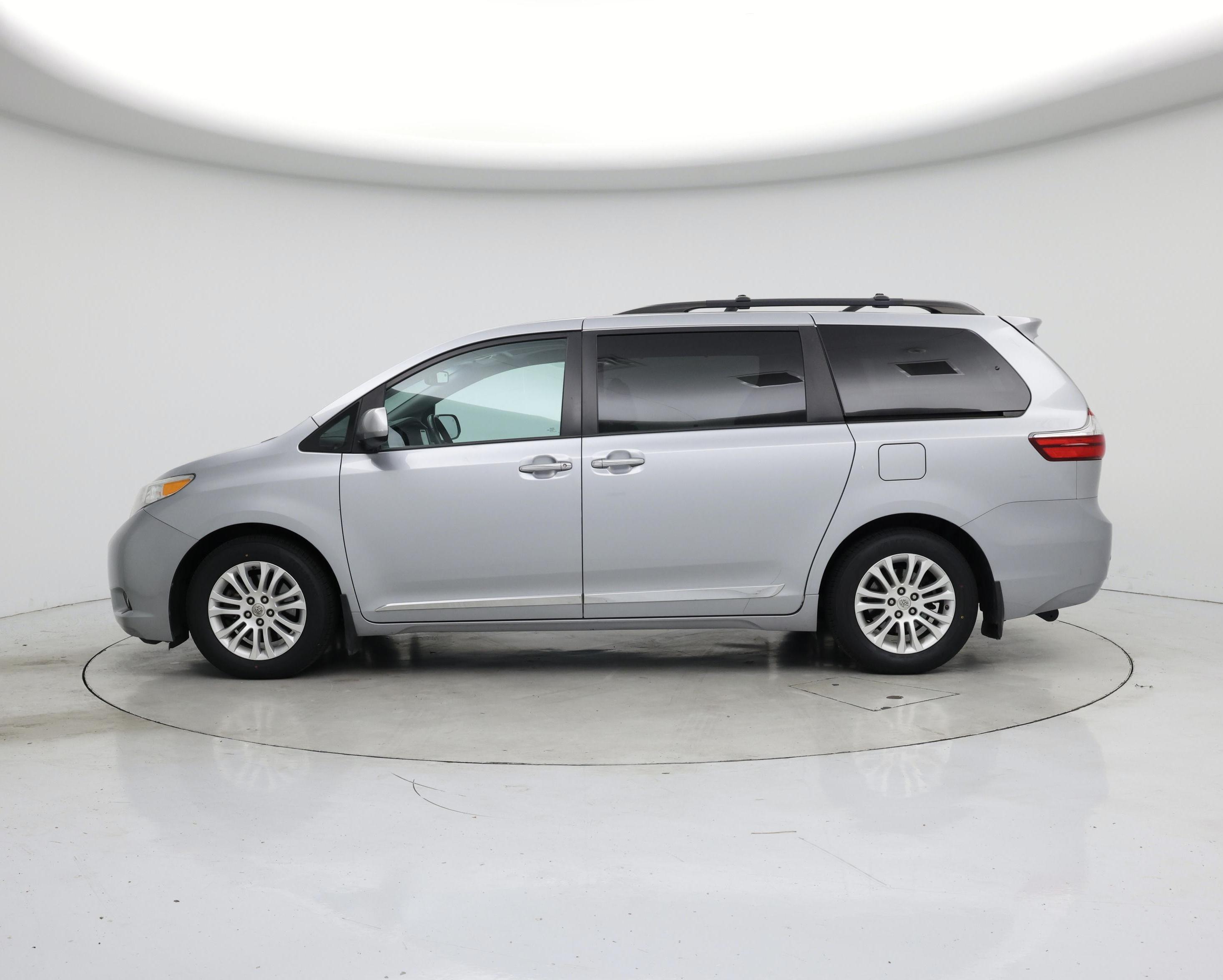 Thumbnail: 2015 Toyota Sienna - 3