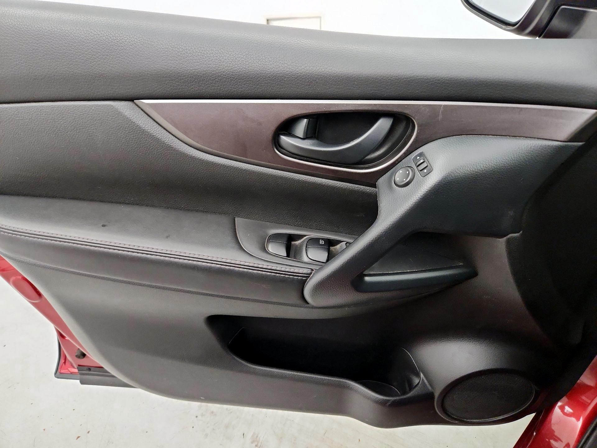 Thumbnail: 2020 Nissan Rogue Sport - 12