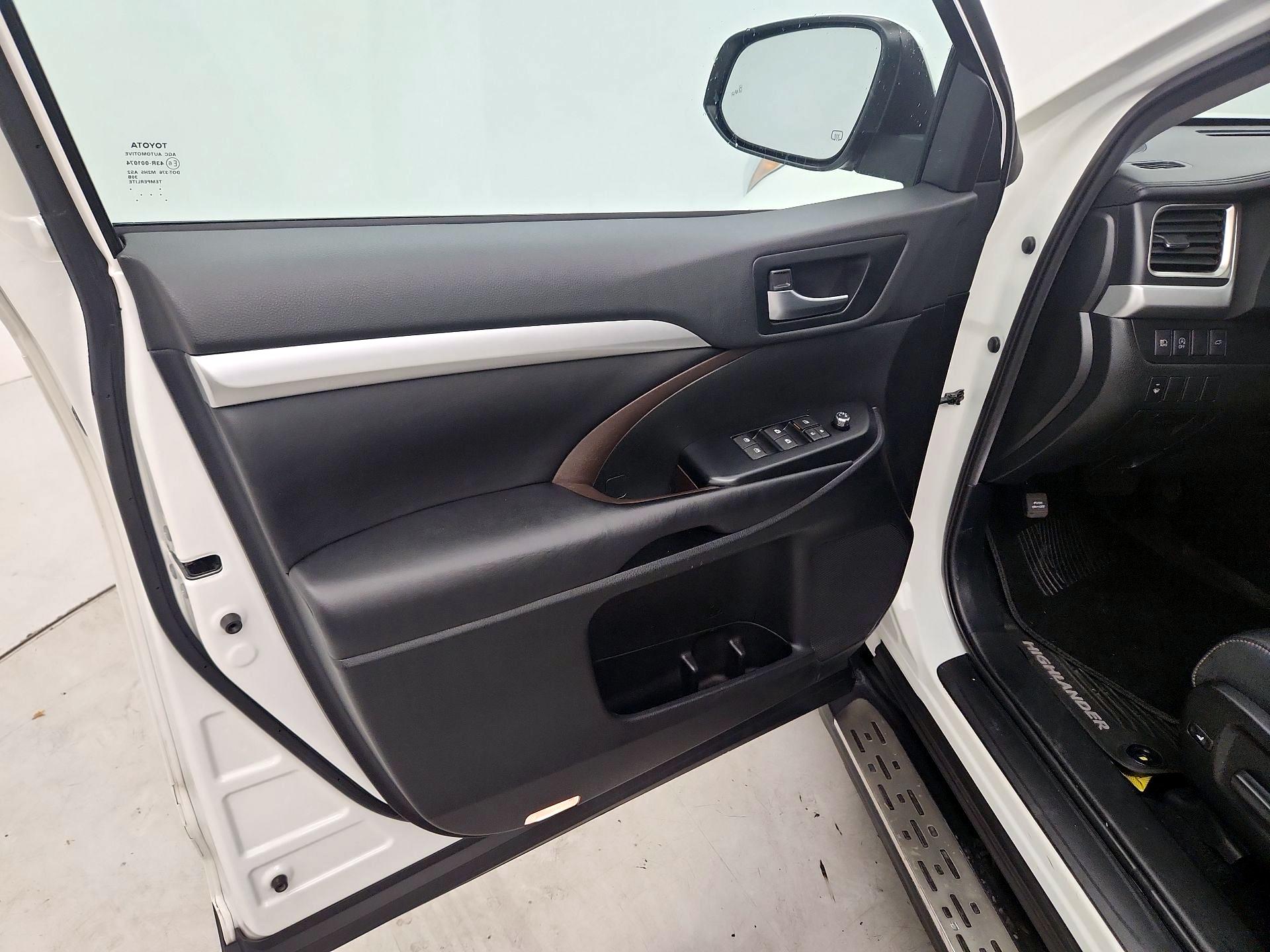 Thumbnail: 2019 Toyota Highlander - 12