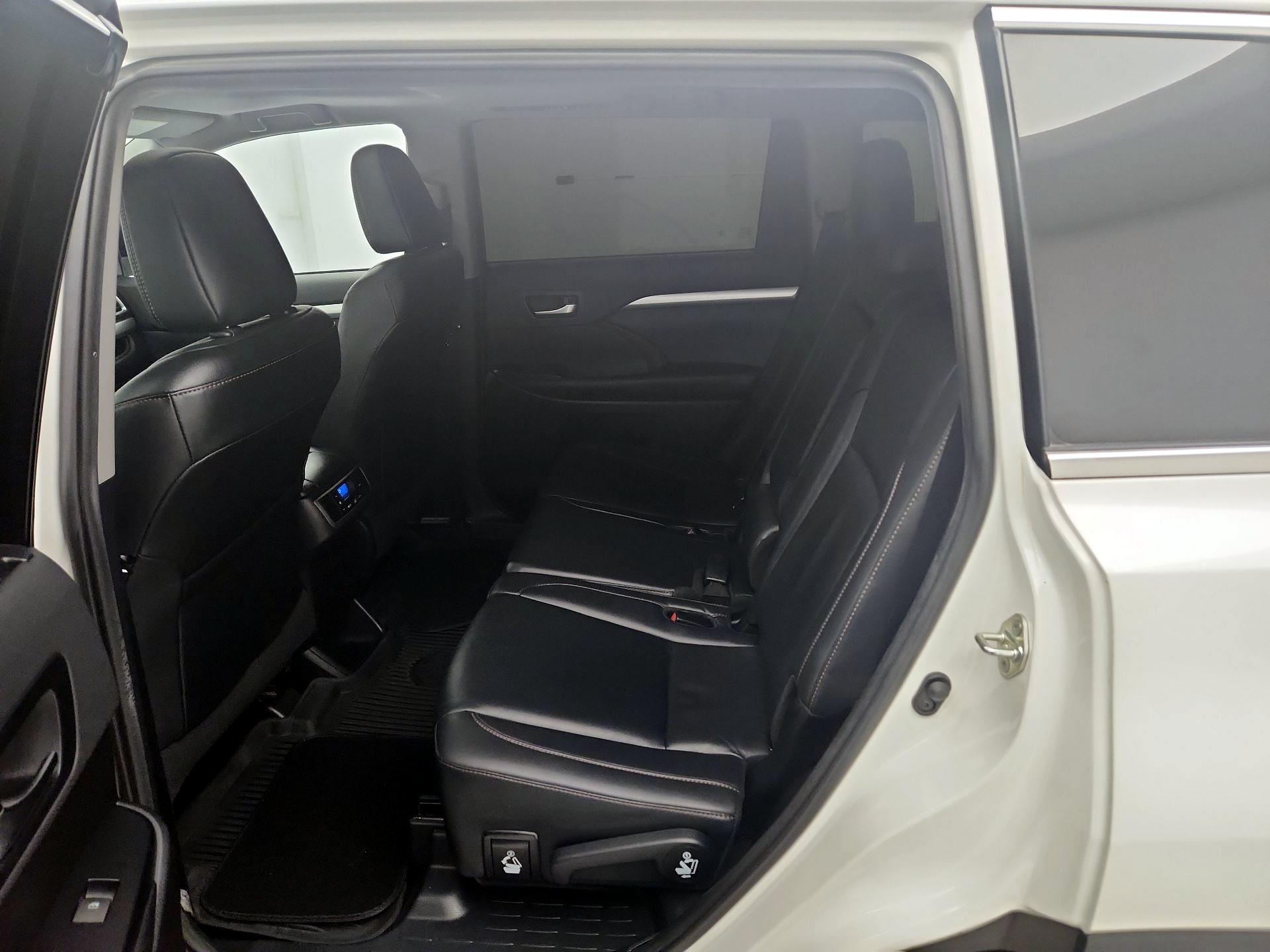 Thumbnail: 2019 Toyota Highlander - 19