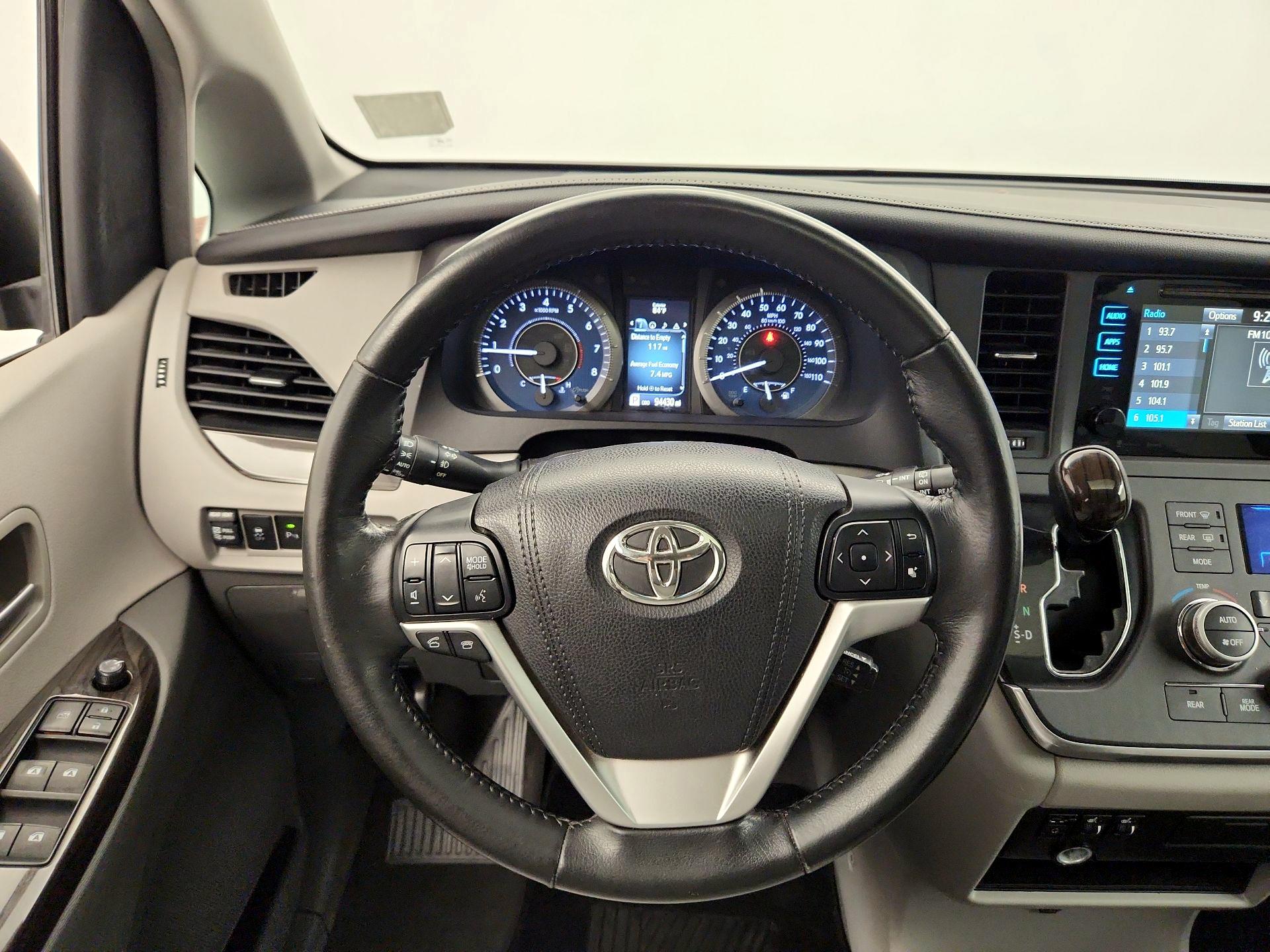 Thumbnail: 2016 Toyota Sienna - 10